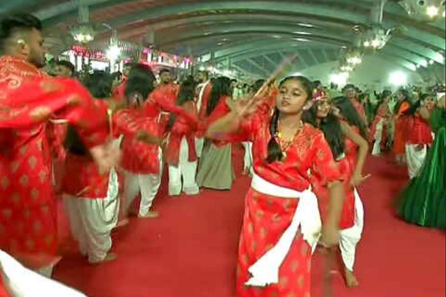 હાથમાં પકડેલા દાંડિયાની દોઢિયા દરમિયાનની કરવામાં આવતી કળાઓને લઈ અનેક ખેલૈયા બીજા કરતા ખાસ તરી આવ્યા હતા. હાથમાં પકડેલા દાંડિયાની દોઢિયા દરમિયાનની કરવામાં આવતી કળાઓને લઈ અનેક ખેલૈયા બીજા કરતા ખાસ તરી આવ્યા હતા.