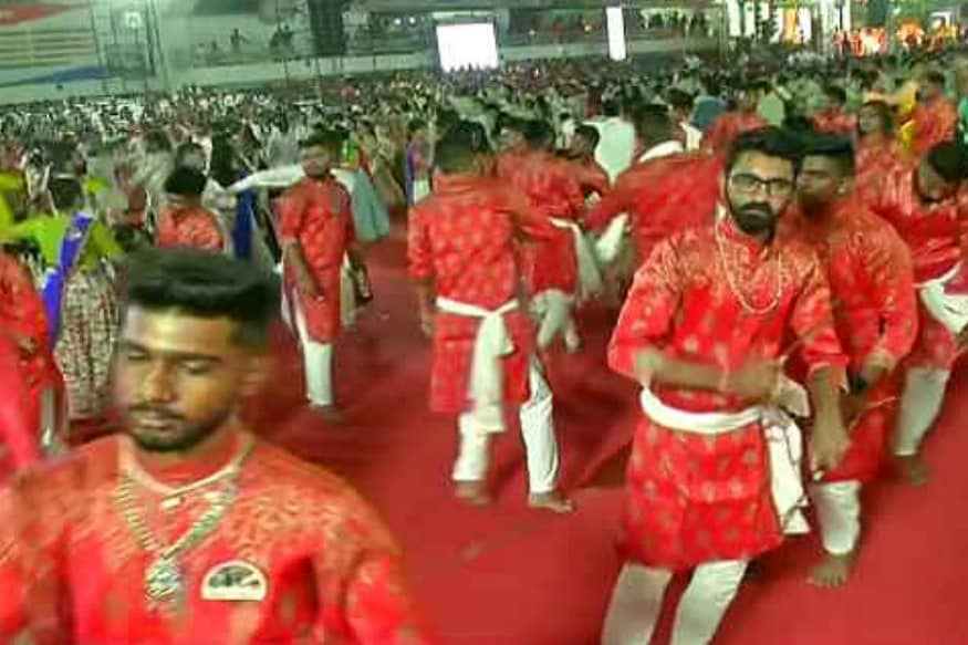 સામાન્ય રીતે દોઢિયા રમતા ખેલૈયાઓ (Khelaiya) અનેક પ્રકારના દોઢિયા તૈયાર કરતા હોય છે. પરંતુ દોઢિયાની સાથે દાંડિયા એ પોતામાંજ એક અલગ ફ્યુઝન (Fusion) હતું. સામાન્ય રીતે દોઢિયા રમતા ખેલૈયાઓ (Khelaiya) અનેક પ્રકારના દોઢિયા તૈયાર કરતા હોય છે. પરંતુ દોઢિયાની સાથે દાંડિયા એ પોતામાંજ એક અલગ ફ્યુઝન (Fusion) હતું.