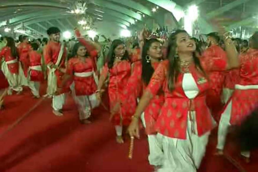 નવરાત્રીમાં (Navratri)એક તરફ પારંપરિક ગરબા હોય છે. ત્યારે યુવાનો ગરબાની (Garba) સાથે દોઢિયાના વિવિધ સ્ટેપ રમવાનું પસંદ કરતાં હોય છે. જૂના દોઢિયાને કઈક અલગ રીતે ડિઝાઇન (Design) કરી યુવાનો બીજા કરતા કઈક અલગ કરવાનો પ્રયાસ કરતા હોય છે. (પ્રજ્ઞેશ વ્યાસ, સુરત) નવરાત્રીમાં (Navratri)એક તરફ પારંપરિક ગરબા હોય છે. ત્યારે યુવાનો ગરબાની (Garba) સાથે દોઢિયાના વિવિધ સ્ટેપ રમવાનું પસંદ કરતાં હોય છે. જૂના દોઢિયાને કઈક અલગ રીતે ડિઝાઇન (Design) કરી યુવાનો બીજા કરતા કઈક અલગ કરવાનો પ્રયાસ કરતા હોય છે. (પ્રજ્ઞેશ વ્યાસ, સુરત)