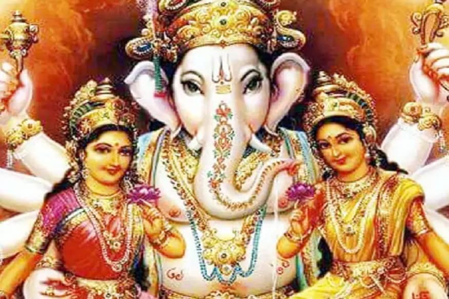 એવું માનવામાં આવે છે કે એમની પીઠ પર દરિદ્રતાનો નિવાસ હોય છે. ગણેશજીની પીઠનાં દર્શન કરનાર વ્યક્તિ જો ધનવાન પણ હોય તો એના ઘરે દરિદ્રતાનો પ્રભાવ વધી જાય છે. એજ કારણે એમની પીઠના જોવી જોઈએ. જાણે અજાણે પીઠ જોવાઈ જાય તો શ્રી ગણેશજી પાસે ક્ષમા યાચના કરી એમનું પૂજન કરી લેવું. ત્યારે પૂર્ણ પ્રભાવ નષ્ટ થશે. એવું માનવામાં આવે છે કે એમની પીઠ પર દરિદ્રતાનો નિવાસ હોય છે. ગણેશજીની પીઠનાં દર્શન કરનાર વ્યક્તિ જો ધનવાન પણ હોય તો એના ઘરે દરિદ્રતાનો પ્રભાવ વધી જાય છે. એજ કારણે એમની પીઠના જોવી જોઈએ. જાણે અજાણે પીઠ જોવાઈ જાય તો શ્રી ગણેશજી પાસે ક્ષમા યાચના કરી એમનું પૂજન કરી લેવું. ત્યારે પૂર્ણ પ્રભાવ નષ્ટ થશે.