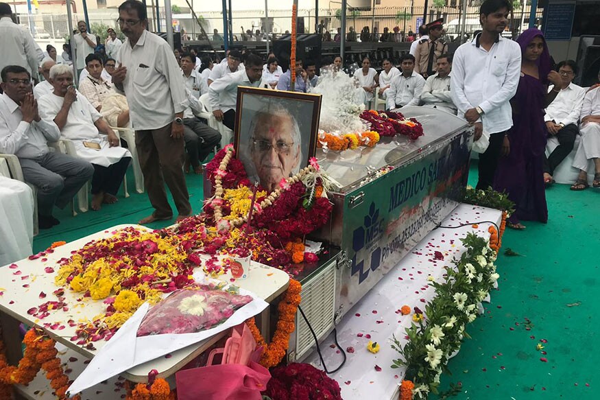 પ્રણવ પટેલ, અમદાવાદ : અમદાવાદની સિવિલ હોસ્પિટલ (Ahmedabad Civil Hospital) કેમ્પસમાં આવેલી ઇન્સ્ટિટયૂટ ઓફ કિડની ડિસીઝ એન્ડ રિસર્ચ સેન્ટર (institute of kidney diseases and research centre)(આઈકેડીઆરસી)ના સ્થાપક પદ્મશ્રી (Padma Shri) ડૉ. એચ.એલ. ત્રિવેદીનું ( Dr. H L Trivedi ) 87 વર્ષની વયે અવસાન થયું છે. ગઇકાલે બુધવારે બપોરે 2.35 વાગ્યે કિડની ઇન્સ્ટિટયૂટમાં તેમણે અંતિમ શ્વાસ લીધા છે. આજે સવારે 8થી 11 કલાક સુધી તેમનાં અંતિમ દર્શન બાદ તેમનાં અંતિમ યાત્રા કાઢીને અંતિમ સંસ્કાર કરવામાં આવ્યાં છે. પ્રણવ પટેલ, અમદાવાદ : અમદાવાદની સિવિલ હોસ્પિટલ (Ahmedabad Civil Hospital) કેમ્પસમાં આવેલી ઇન્સ્ટિટયૂટ ઓફ કિડની ડિસીઝ એન્ડ રિસર્ચ સેન્ટર (institute of kidney diseases and research centre)(આઈકેડીઆરસી)ના સ્થાપક પદ્મશ્રી (Padma Shri) ડૉ. એચ.એલ. ત્રિવેદીનું ( Dr. H L Trivedi ) 87 વર્ષની વયે અવસાન થયું છે. ગઇકાલે બુધવારે બપોરે 2.35 વાગ્યે કિડની ઇન્સ્ટિટયૂટમાં તેમણે અંતિમ શ્વાસ લીધા છે. આજે સવારે 8થી 11 કલાક સુધી તેમનાં અંતિમ દર્શન બાદ તેમનાં અંતિમ યાત્રા કાઢીને અંતિમ સંસ્કાર કરવામાં આવ્યાં છે.