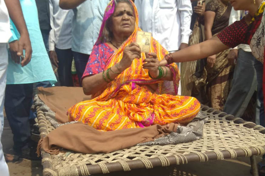 ઢળતી ઉંમરે વૃદ્ધા ચાલી શકે તેમ ન હતા તેમ છતાં તેમણે મતદાનની ઇચ્ઠા દર્શાવી હતી તેથી તેમને આ રીતે મતદાન મથક સુધી લઈ જવામાં આવ્યા હતા. આજે યોજાયેલી ચૂંટણી માટે આ મતદાન દાખલારૂપ હતું. ઢળતી ઉંમરે વૃદ્ધા ચાલી શકે તેમ ન હતા તેમ છતાં તેમણે મતદાનની ઇચ્ઠા દર્શાવી હતી તેથી તેમને આ રીતે મતદાન મથક સુધી લઈ જવામાં આવ્યા હતા. આજે યોજાયેલી ચૂંટણી માટે આ મતદાન દાખલારૂપ હતું.