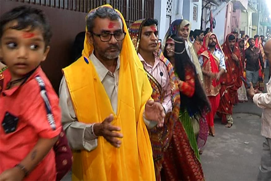 ભાવિક આચાર્ય, અમદાવાદ : નવરાત્રી આસ્થા અને શ્રદ્ધાનું પર્વ છે. આ પર્વ સાથે અનેક પરંપરાઓ પણ જોડાયેલી છે. અમદાવાદના શાહપુરમાં આવેલી સદુમાની પોળમાં એક અનેરી પરંપરા છે. અહીં નવરાત્રીના આઠમના દિવસે પુરુષો સ્ત્રીનો પોશાક પેહરીને ગરબે ઘૂમે છે. છેલ્લા 203 વર્ષથી અહીં બારોટ સમાજના લોકો માતાજીની ભવાઈ તેમજ સ્ત્રીઓનો વેશ ધારણ કરીને માતાજીની આરાધના કરે છે. હલીમની ખડકીમાં આવેલી સદૂમાની પોળમાં આઠમાના દિવસે બારોટ સમાજના લોકો સ્ત્રીઓનો વેશ ધારણ કરે છે. સાળી પહેરે છે, હાથમાં બંગડીઓ પહેરે છે અને માથે ચાલ્લો પણ કરે છે. ભાવિક આચાર્ય, અમદાવાદ : નવરાત્રી આસ્થા અને શ્રદ્ધાનું પર્વ છે. આ પર્વ સાથે અનેક પરંપરાઓ પણ જોડાયેલી છે. અમદાવાદના શાહપુરમાં આવેલી સદુમાની પોળમાં એક અનેરી પરંપરા છે. અહીં નવરાત્રીના આઠમના દિવસે પુરુષો સ્ત્રીનો પોશાક પેહરીને ગરબે ઘૂમે છે. છેલ્લા 203 વર્ષથી અહીં બારોટ સમાજના લોકો માતાજીની ભવાઈ તેમજ સ્ત્રીઓનો વેશ ધારણ કરીને માતાજીની આરાધના કરે છે. હલીમની ખડકીમાં આવેલી સદૂમાની પોળમાં આઠમાના દિવસે બારોટ સમાજના લોકો સ્ત્રીઓનો વેશ ધારણ કરે છે. સાળી પહેરે છે, હાથમાં બંગડીઓ પહેરે છે અને માથે ચાલ્લો પણ કરે છે.