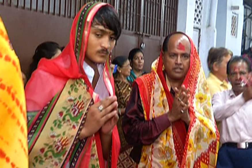 આઠમના દિવસે પુરુષો સ્ત્રી જેવો શણગાર કરે છે તેના પાછળ એક અનોખી પરંપરા છે. શાહપુરમાં આવેલી સદુમાની પોળનું નામ 203 વર્ષ પહેલા ભાટવાળો હતું. એવી માન્યતા છે કે ભાટવાળા તે સમયે કલણાં ગામના સ્વરૂપવાન સદુબા બારોટ હરીસિંહ બારોટ સાથે લગ્ન કરીને ભાટવાળામાં આવ્યા હતા. આઠમના દિવસે પુરુષો સ્ત્રી જેવો શણગાર કરે છે તેના પાછળ એક અનોખી પરંપરા છે. શાહપુરમાં આવેલી સદુમાની પોળનું નામ 203 વર્ષ પહેલા ભાટવાળો હતું. એવી માન્યતા છે કે ભાટવાળા તે સમયે કલણાં ગામના સ્વરૂપવાન સદુબા બારોટ હરીસિંહ બારોટ સાથે લગ્ન કરીને ભાટવાળામાં આવ્યા હતા.