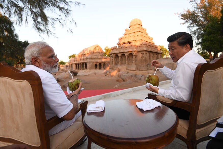 મોદી અને જિનપિંગ ફરતાં ફરતાં રથ સ્મારક પહોંચ્યાં હતા, અહીં મોદીએ પોતાના હાથથી શી જિનપિંગને નાળિયેર પાણી આપ્યું હતું. બંનેએ સ્વાસ્થ્યના લાભને જોતા નાળિયેર પાણી પીધું હતું. મોદી અને જિનપિંગ ફરતાં ફરતાં રથ સ્મારક પહોંચ્યાં હતા, અહીં મોદીએ પોતાના હાથથી શી જિનપિંગને નાળિયેર પાણી આપ્યું હતું. બંનેએ સ્વાસ્થ્યના લાભને જોતા નાળિયેર પાણી પીધું હતું.