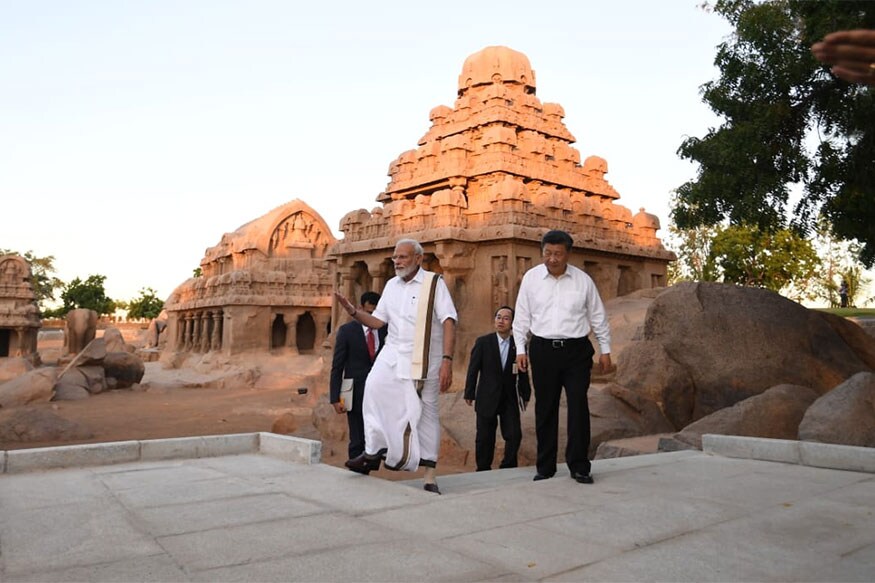 ચીનના રાષ્ટ્રપ્રમુખ શી જિનપિંગ બે દિવસની ભારતની મુલાકાતે શુક્રવારે તમિલનાડુ પહોંચ્યા છે. અહીં મહાબલીપુરમમાં ચીનના રાષ્ટ્રપ્રમુખનું સ્વાગત કરવા માટે પીએમ મોદી તમિલનાડુના પરંપરાગત પહેરવેશ વેશ્ટી (ધોતી)માં જોવા મળ્યા હતા. સ્થાનિક પક્ષોએ પીએમના આવા પહેરવેશની પ્રશંસા કરી હતી. ચીનના રાષ્ટ્રપ્રમુખ શી જિનપિંગ બે દિવસની ભારતની મુલાકાતે શુક્રવારે તમિલનાડુ પહોંચ્યા છે. અહીં મહાબલીપુરમમાં ચીનના રાષ્ટ્રપ્રમુખનું સ્વાગત કરવા માટે પીએમ મોદી તમિલનાડુના પરંપરાગત પહેરવેશ વેશ્ટી (ધોતી)માં જોવા મળ્યા હતા. સ્થાનિક પક્ષોએ પીએમના આવા પહેરવેશની પ્રશંસા કરી હતી.