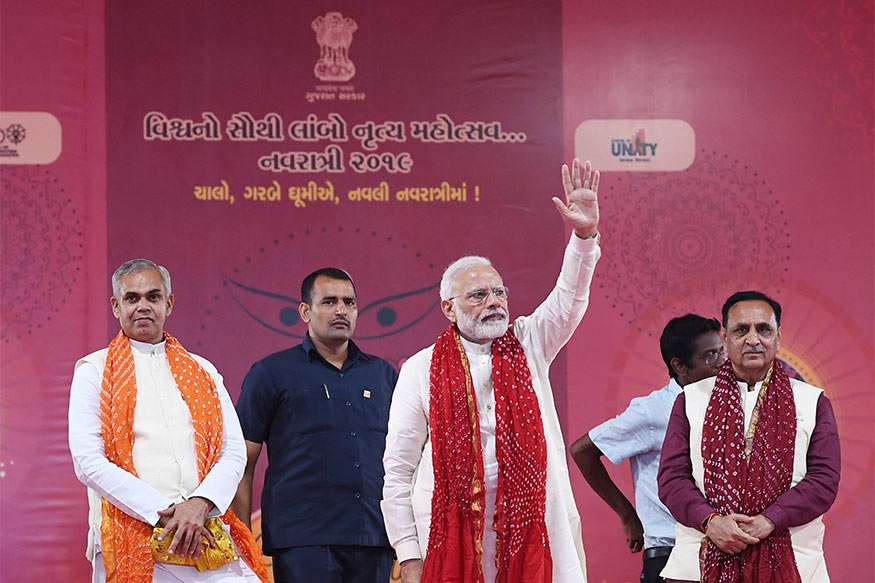 GMDC ગ્રાઉન્ડ ખાતે આયોજિત વાઇબ્રન્ટ નવરાત્રી મહોત્સવમાં પીએમ મોદી સાથે ગુજરાતના રાજ્યપાલ આચાર્ય દેવવ્રત, મુખ્યમંત્રી વિજય રુપાણી અને નાયબ મુખ્યમંત્રી નીતિન પટેલ ઉપસ્થિત રહ્યા હતા. GMDC ગ્રાઉન્ડ ખાતે આયોજિત વાઇબ્રન્ટ નવરાત્રી મહોત્સવમાં પીએમ મોદી સાથે ગુજરાતના રાજ્યપાલ આચાર્ય દેવવ્રત, મુખ્યમંત્રી વિજય રુપાણી અને નાયબ મુખ્યમંત્રી નીતિન પટેલ ઉપસ્થિત રહ્યા હતા.