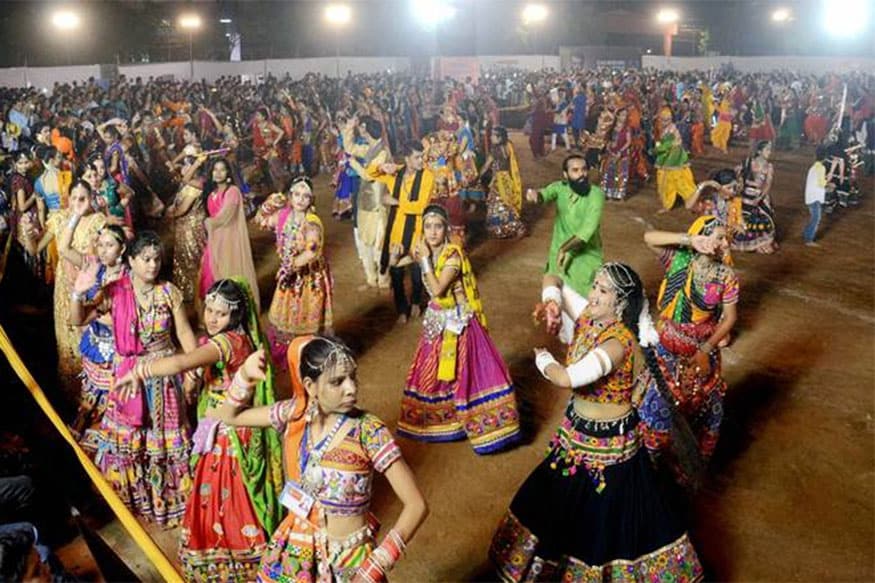 નવરાત્રી પહેલા સુરતમાં અનેક ગરબા ક્લાસીસ શરૂ થતા હોય છે. જે પ્રમાણે વરાછા વિસ્તારમાં રહેલી એક યુવતીને ગરબા ક્લાસમાં યશ કમલેશ નાયક સાથે મિત્રતા થઈ હતી. જે બાદમાં બંને ફોન પર વાતો પણ કરતા હતા. નવરાત્રી દરમિયાન આ સિલસિલો શરૂ રહેતા યશ આ યુવતીના એક તરફી પ્રેમમાં પડી ગયો હતો. યુવતીને આ વાતને ખબર પડતા તેણે યશ સાથેના સંબંધો કાપી નાખ્યા હતા. (પ્રતિકાત્મક તસવીર) નવરાત્રી પહેલા સુરતમાં અનેક ગરબા ક્લાસીસ શરૂ થતા હોય છે. જે પ્રમાણે વરાછા વિસ્તારમાં રહેલી એક યુવતીને ગરબા ક્લાસમાં યશ કમલેશ નાયક સાથે મિત્રતા થઈ હતી. જે બાદમાં બંને ફોન પર વાતો પણ કરતા હતા. નવરાત્રી દરમિયાન આ સિલસિલો શરૂ રહેતા યશ આ યુવતીના એક તરફી પ્રેમમાં પડી ગયો હતો. યુવતીને આ વાતને ખબર પડતા તેણે યશ સાથેના સંબંધો કાપી નાખ્યા હતા. (પ્રતિકાત્મક તસવીર)