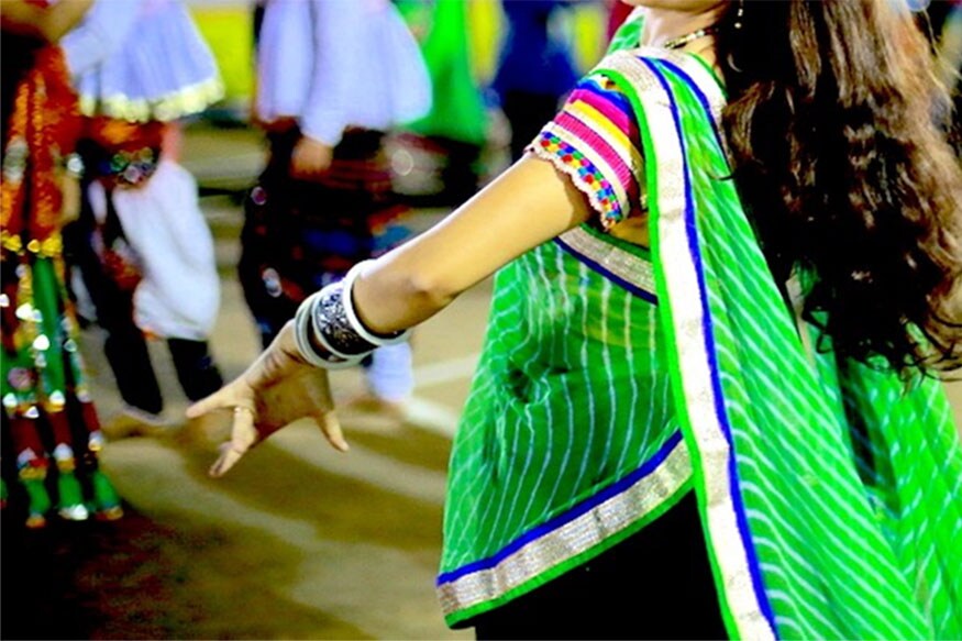 કિર્તેશ પટેલ, સુરત : નવરાત્રી દરમિયાન અનેક યુવક-યુવતીઓની આંખ મળતી હોય છે. ઘણા કિસ્સામાં આ સંબંધો લગ્નમાં પણ પરિણમતા હોય છે. પરંતુ આ આ દરમિયાન થયેલી ઓળખાણ ક્યારેક પરેશાનીનું પણ કારણ બનતી હોય છે. સુરતમાં આવો જ એક બનાવ સામે આવ્યો છે. સુરતમાં નવરાત્રી દરમિયાન થયેલી ઓળખાણ બાદ એક યુવક યુવતીના એક તરફી પ્રેમમાં પડ્યો હતો. જે બાદમાં યુવકે યુવતીને લગ્નનો પ્રસ્તાવ મૂક્યો હતો. (પ્રતિકાત્મક તસવીર) કિર્તેશ પટેલ, સુરત : નવરાત્રી દરમિયાન અનેક યુવક-યુવતીઓની આંખ મળતી હોય છે. ઘણા કિસ્સામાં આ સંબંધો લગ્નમાં પણ પરિણમતા હોય છે. પરંતુ આ આ દરમિયાન થયેલી ઓળખાણ ક્યારેક પરેશાનીનું પણ કારણ બનતી હોય છે. સુરતમાં આવો જ એક બનાવ સામે આવ્યો છે. સુરતમાં નવરાત્રી દરમિયાન થયેલી ઓળખાણ બાદ એક યુવક યુવતીના એક તરફી પ્રેમમાં પડ્યો હતો. જે બાદમાં યુવકે યુવતીને લગ્નનો પ્રસ્તાવ મૂક્યો હતો. (પ્રતિકાત્મક તસવીર)