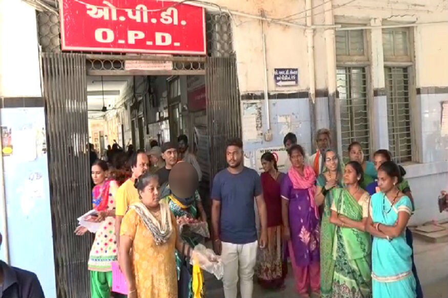 વડોદરાના (Vadodara)સયાજી હોસ્પિટલના (Sayaji hosptial)રૂકમણિ પ્રસૂતિગૃહમાં (Maternity)તબીબોની (Doctor)ગંભીર બેદરકારી સામે આવી છે. 2જી ઓક્ટોમ્બરે થયેલી પ્રસૂતિ બાદ ગુપ્ત જગ્યાએ બે પેડ મૂકી તેને બહાર ખાઢવાનું ભૂલી જતાં મહિલાને ઇન્ફેક્શન થયું હોવાનો આક્ષેપ પરિવારજનોએ કર્યા હતા. (ફરીદ ખાન, વડોદરા) વડોદરાના (Vadodara)સયાજી હોસ્પિટલના (Sayaji hosptial)રૂકમણિ પ્રસૂતિગૃહમાં (Maternity)તબીબોની (Doctor)ગંભીર બેદરકારી સામે આવી છે. 2જી ઓક્ટોમ્બરે થયેલી પ્રસૂતિ બાદ ગુપ્ત જગ્યાએ બે પેડ મૂકી તેને બહાર ખાઢવાનું ભૂલી જતાં મહિલાને ઇન્ફેક્શન થયું હોવાનો આક્ષેપ પરિવારજનોએ કર્યા હતા. (ફરીદ ખાન, વડોદરા)