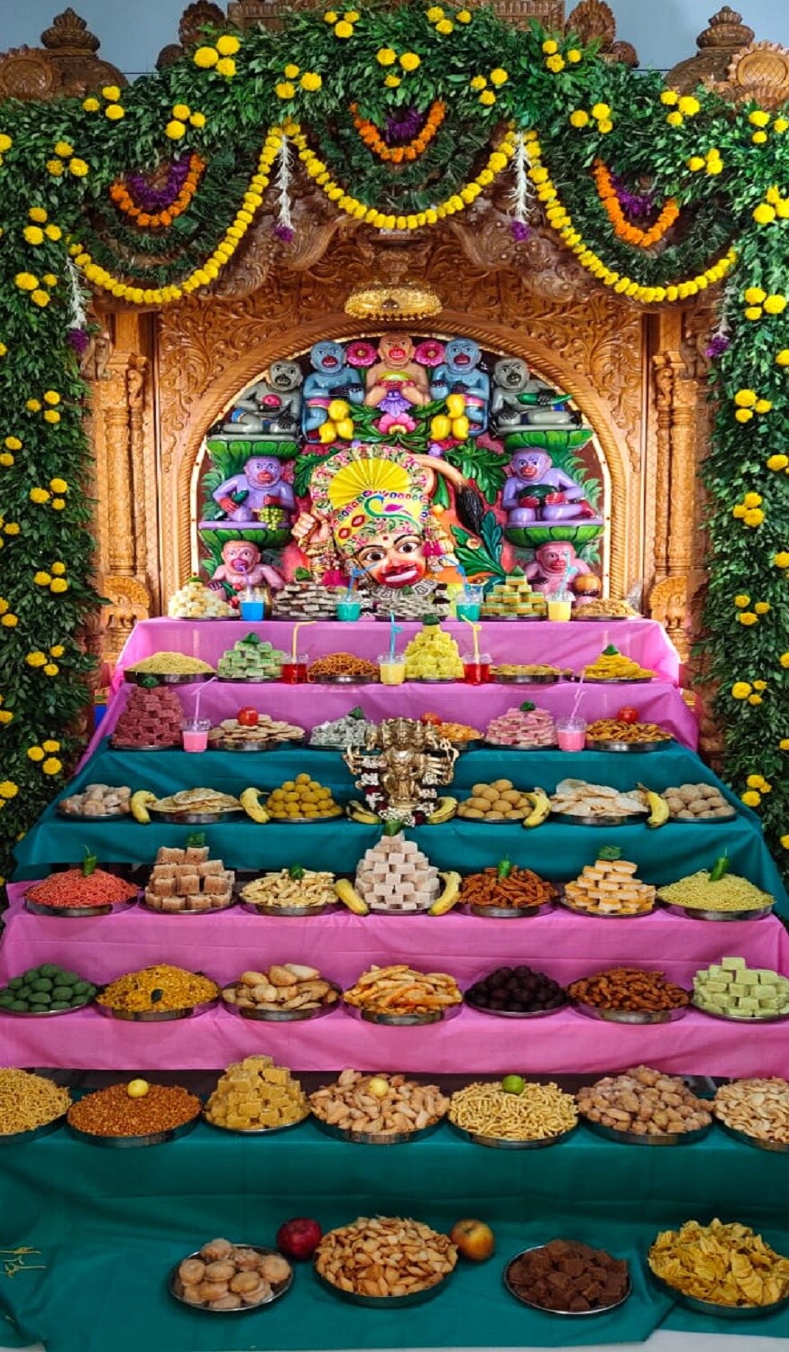 ફાઈવ સ્ટાર અને સેવન સ્ટાર હોટલના મેનુને ભૂલાવી દે તેવા ભવ્ય અન્નકૂટનું આયોજન અમદાવાદના ન્યુ રાણીપ કાલુપુર સ્વામિનારાયણ મંદિરમાં કરવામાં આવ્યું ફાઈવ સ્ટાર અને સેવન સ્ટાર હોટલના મેનુને ભૂલાવી દે તેવા ભવ્ય અન્નકૂટનું આયોજન અમદાવાદના ન્યુ રાણીપ કાલુપુર સ્વામિનારાયણ મંદિરમાં કરવામાં આવ્યું