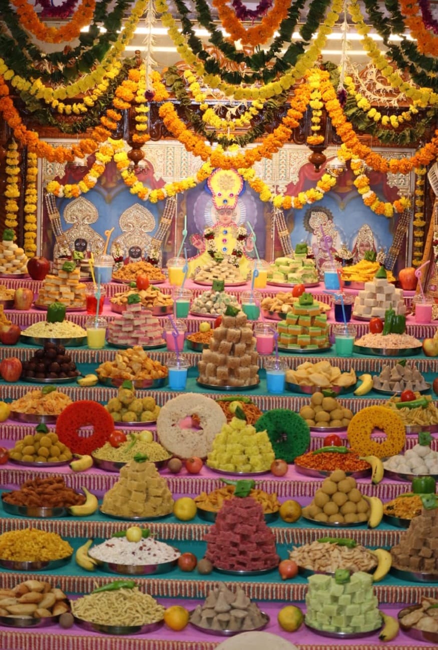 અન્નકૂટમાં ૧૦૦ પ્રકારની વિવિધ મીઠાઈ, ૩૨ બેકરી પ્રોડક્ટ, ૫૦ ફરસાણ, ૨૦ શાક, ૫ કેક, મુખવાસ સહીત વિવિધ મીઠાઈઓ ધરાવવામાં આવી હતી. અન્નકૂટમાં ૧૦૦ પ્રકારની વિવિધ મીઠાઈ, ૩૨ બેકરી પ્રોડક્ટ, ૫૦ ફરસાણ, ૨૦ શાક, ૫ કેક, મુખવાસ સહીત વિવિધ મીઠાઈઓ ધરાવવામાં આવી હતી.