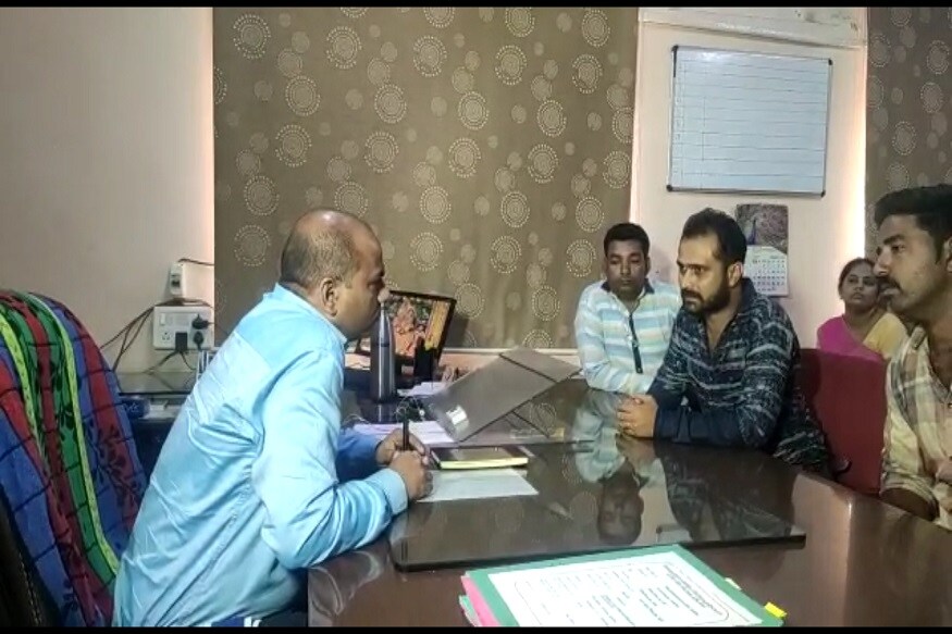 જીવરાજ પાર્કમાં આવેલી નીલકંઠ હાઈસ્કૂલમાં વાલીઓએ હોબાળો મચાવ્યો છે. શિક્ષણ બોર્ડે ધોરણ 9 અને 10ની માન્યતા રદ કરી દીધી છે. તો સ્કૂલ દ્વારા ધોરણ 10ના વિદ્યાર્થીઓના ફોર્મ ભરવાની ના પાડી દેવામાં આવી છે. એક તરફ હાલમાં ધોરણ 10ની માર્ચ 2020માં લેવાનારી બોર્ડની પરીક્ષાને લઈ ઓન લાઈન ફોર્મ ભરવાની પ્રક્રિયા ચાલી રહી છે. તેવામાં સ્કૂલના સંચાલકોએ ફોર્મ ભરવાની ના પાડી દેતા વાલીઓ અને વિદ્યાર્થીઓ ચિંતામાં મુકાયા છે. જીવરાજ પાર્કમાં આવેલી નીલકંઠ હાઈસ્કૂલમાં વાલીઓએ હોબાળો મચાવ્યો છે. શિક્ષણ બોર્ડે ધોરણ 9 અને 10ની માન્યતા રદ કરી દીધી છે. તો સ્કૂલ દ્વારા ધોરણ 10ના વિદ્યાર્થીઓના ફોર્મ ભરવાની ના પાડી દેવામાં આવી છે. એક તરફ હાલમાં ધોરણ 10ની માર્ચ 2020માં લેવાનારી બોર્ડની પરીક્ષાને લઈ ઓન લાઈન ફોર્મ ભરવાની પ્રક્રિયા ચાલી રહી છે. તેવામાં સ્કૂલના સંચાલકોએ ફોર્મ ભરવાની ના પાડી દેતા વાલીઓ અને વિદ્યાર્થીઓ ચિંતામાં મુકાયા છે.