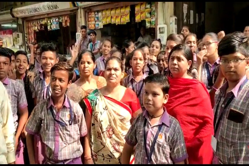 સંજય ટાંક, અમદાવાદ: શહેરના જીવરાજપાર્ક વિસ્તારમાં આવેલી નીલકંઠ હાઇસ્કૂલની બોર્ડ દ્વારા ધોરણ 9 અને 10ની માન્યતા રદ્દ કરી દેવામાં આવી છે. જેના પગલે નીલકંઠ હાઈસ્કૂલના બંને વર્ગના મળી કુલ 72 વિદ્યાર્થીઓના ભાવી ખતરામાં છે. સંજય ટાંક, અમદાવાદ: શહેરના જીવરાજપાર્ક વિસ્તારમાં આવેલી નીલકંઠ હાઇસ્કૂલની બોર્ડ દ્વારા ધોરણ 9 અને 10ની માન્યતા રદ્દ કરી દેવામાં આવી છે. જેના પગલે નીલકંઠ હાઈસ્કૂલના બંને વર્ગના મળી કુલ 72 વિદ્યાર્થીઓના ભાવી ખતરામાં છે.