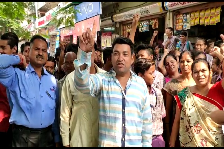 તો જિલ્લા શિક્ષણ અધિકારી દ્વારા પણ નીલકંઠ હાઈસ્કૂલના વિદ્યાર્થીઓને અન્ય શાળામાં ટ્રાન્સફર કરવા કાર્યવાહી નથી કરી. જેથી ચિંતામાં મુકાયેલા અને રોષે ભરાયેલા વાલીઓ જિલ્લા શિક્ષણ અધિકારીને મળવા પહોંચ્યા હતા. બોર્ડના ફોર્મ ભરવાની શરૂઆત થઈ ગઈ હોવાથી વિદ્યાર્થીઓ માટે આ વર્ષ સુધી સ્કૂલ ચાલુ રાખવા વાલીઓએ માંગ કરી છે. ઉલ્લેખનીય છે કે નિયમોને નેવે મુકીને ચાલતી નીલકંઠ સ્કૂલની માન્યતા શિક્ષણ વિભાગ દ્વારા રદ કરી દેવાઈ હતી. મહત્વનું છે કે જિલ્લા શિક્ષણ અધિકારીએ વાલીઓની ઉગ્ર રજુઆત ને જોતા આગામી દિવસોમાં વિદ્યાર્થીઓ ના પ્રવેશ માટે આસપાસની શાળાઓમાં કેમ્પ કરવાની હૈયા ધારણ આપી હતી. તો જિલ્લા શિક્ષણ અધિકારી દ્વારા પણ નીલકંઠ હાઈસ્કૂલના વિદ્યાર્થીઓને અન્ય શાળામાં ટ્રાન્સફર કરવા કાર્યવાહી નથી કરી. જેથી ચિંતામાં મુકાયેલા અને રોષે ભરાયેલા વાલીઓ જિલ્લા શિક્ષણ અધિકારીને મળવા પહોંચ્યા હતા. બોર્ડના ફોર્મ ભરવાની શરૂઆત થઈ ગઈ હોવાથી વિદ્યાર્થીઓ માટે આ વર્ષ સુધી સ્કૂલ ચાલુ રાખવા વાલીઓએ માંગ કરી છે. ઉલ્લેખનીય છે કે નિયમોને નેવે મુકીને ચાલતી નીલકંઠ સ્કૂલની માન્યતા શિક્ષણ વિભાગ દ્વારા રદ કરી દેવાઈ હતી. મહત્વનું છે કે જિલ્લા શિક્ષણ અધિકારીએ વાલીઓની ઉગ્ર રજુઆત ને જોતા આગામી દિવસોમાં વિદ્યાર્થીઓ ના પ્રવેશ માટે આસપાસની શાળાઓમાં કેમ્પ કરવાની હૈયા ધારણ આપી હતી.