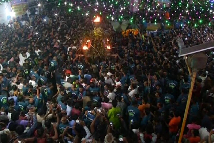 વરદાયિની મંદિરની બનતી આ પલ્લી પણ સામાજીક સમરસતાનુ પ્રતિક છે. ગામના તમામ સમાજના લોકો આ પલ્લી બનાવા માટે કામ કરે છે. વહેલી સવારથી પલ્લી બનાવવાની શરૂઆત થાય છે જે રાતે પલ્લી તૈયાર થાય છે. વરદાયિની મંદિરની બનતી આ પલ્લી પણ સામાજીક સમરસતાનુ પ્રતિક છે. ગામના તમામ સમાજના લોકો આ પલ્લી બનાવા માટે કામ કરે છે. વહેલી સવારથી પલ્લી બનાવવાની શરૂઆત થાય છે જે રાતે પલ્લી તૈયાર થાય છે.