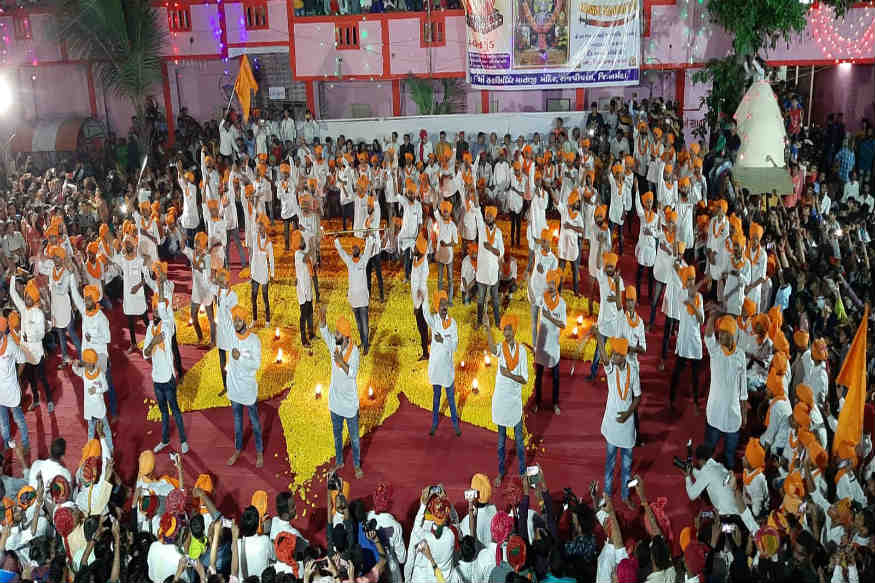 રાજપૂતોની કુળદેવી ગણાતા મા હરસિદ્ધિનું એક મંદિર ઉજ્જૈનમાં છે અને બીજું નર્મદાના રાજપીપળામાં. રાજપીપાળામાં હરસિદ્ધિની આરતી અનોખી રીતે થાય તે આશયથી અહીંના 200 જેટલા યુવાનો છેલ્લા પાંચ વર્ષથી પ્રયત્નશીલ છે અને રાજ્પૂતોના શૌર્ય સમી તલવારબાજીની આરતી કરી લોકો ને પ્રભાવિત કરે છે . માની આરતી અનોખી રીતે તલવારબાજીથી થાય તે માટે 10 વર્ષના બાળકથી લઈને 40 વર્ષના યુવાનોએ એકી સાથે આરતીની ધૂનમાં તલવારબાજી કરી ત્યારે એક અનોખું દ્રશ્ય સર્જાયું હતું,અહીંયા સતત 1 કલાક અને 30 મિનીટ સુધી ચાલતી કુલ 3 આરતીમાં 200 જેટલા યુવાનોએ સતત તલવાર બાઝી કરી માની અનોખી આરાધના કરી. રાજપૂતોની કુળદેવી ગણાતા મા હરસિદ્ધિનું એક મંદિર ઉજ્જૈનમાં છે અને બીજું નર્મદાના રાજપીપળામાં. રાજપીપાળામાં હરસિદ્ધિની આરતી અનોખી રીતે થાય તે આશયથી અહીંના 200 જેટલા યુવાનો છેલ્લા પાંચ વર્ષથી પ્રયત્નશીલ છે અને રાજ્પૂતોના શૌર્ય સમી તલવારબાજીની આરતી કરી લોકો ને પ્રભાવિત કરે છે . માની આરતી અનોખી રીતે તલવારબાજીથી થાય તે માટે 10 વર્ષના બાળકથી લઈને 40 વર્ષના યુવાનોએ એકી સાથે આરતીની ધૂનમાં તલવારબાજી કરી ત્યારે એક અનોખું દ્રશ્ય સર્જાયું હતું,અહીંયા સતત 1 કલાક અને 30 મિનીટ સુધી ચાલતી કુલ 3 આરતીમાં 200 જેટલા યુવાનોએ સતત તલવાર બાઝી કરી માની અનોખી આરાધના કરી.