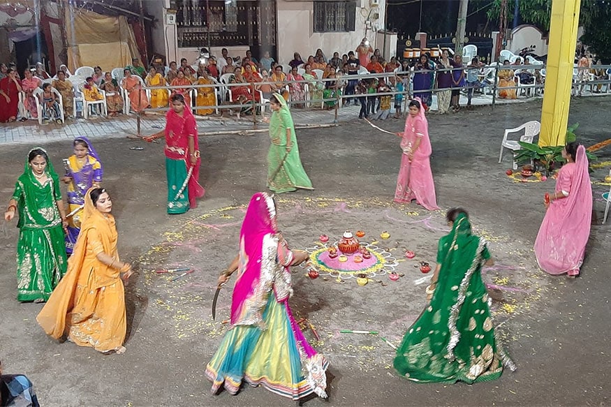 દીપક પટેલ, નર્મદા : નવરાત્રીને મા શક્તિની આરાધનાનું પર્વ ગણવામાં આવે છે. એમા પણ રાજપૂત સમાજમાં તલવારને મા શક્તિનું શૌર્ય ગણવામાં આવે છે. આથી જ રાજપૂત સમાજ તલવારની પૂજા કરતા હોય છે. હાલ નવરાત્રી ચાલી રહી છે ત્યારે નર્મદા જિલ્લાના રાજપૂત સમાજની મહિલાઓએ હાથમાં તલવાર સાથે વિવિધ કરતબો કરીને ગરબા લીધા હતા. દીપક પટેલ, નર્મદા : નવરાત્રીને મા શક્તિની આરાધનાનું પર્વ ગણવામાં આવે છે. એમા પણ રાજપૂત સમાજમાં તલવારને મા શક્તિનું શૌર્ય ગણવામાં આવે છે. આથી જ રાજપૂત સમાજ તલવારની પૂજા કરતા હોય છે. હાલ નવરાત્રી ચાલી રહી છે ત્યારે નર્મદા જિલ્લાના રાજપૂત સમાજની મહિલાઓએ હાથમાં તલવાર સાથે વિવિધ કરતબો કરીને ગરબા લીધા હતા.