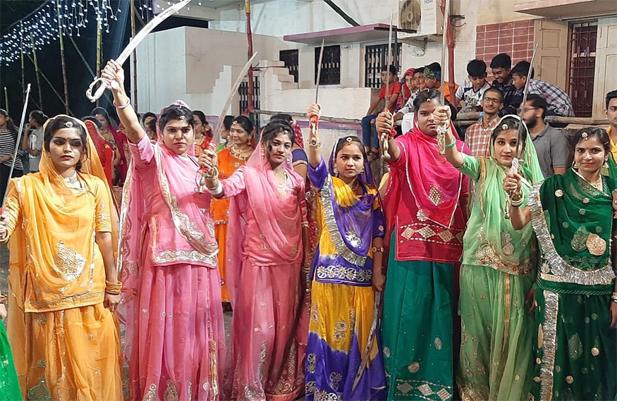 રાજપીપળાના રાજપૂત ફળિયામાં રાજપૂતાણીઓએ તલવારના વિવિધ કરતબ સાથે માતાજીના ગરબા કરીને આકર્ષણ જમાવ્યું હતું. મહિલાઓને તલવારબાજી કરતી જોઈને તમામ ચકિત થઇ ગયા હતા. રાજપીપળાના રાજપૂત ફળિયામાં રાજપૂતાણીઓએ તલવારના વિવિધ કરતબ સાથે માતાજીના ગરબા કરીને આકર્ષણ જમાવ્યું હતું. મહિલાઓને તલવારબાજી કરતી જોઈને તમામ ચકિત થઇ ગયા હતા.