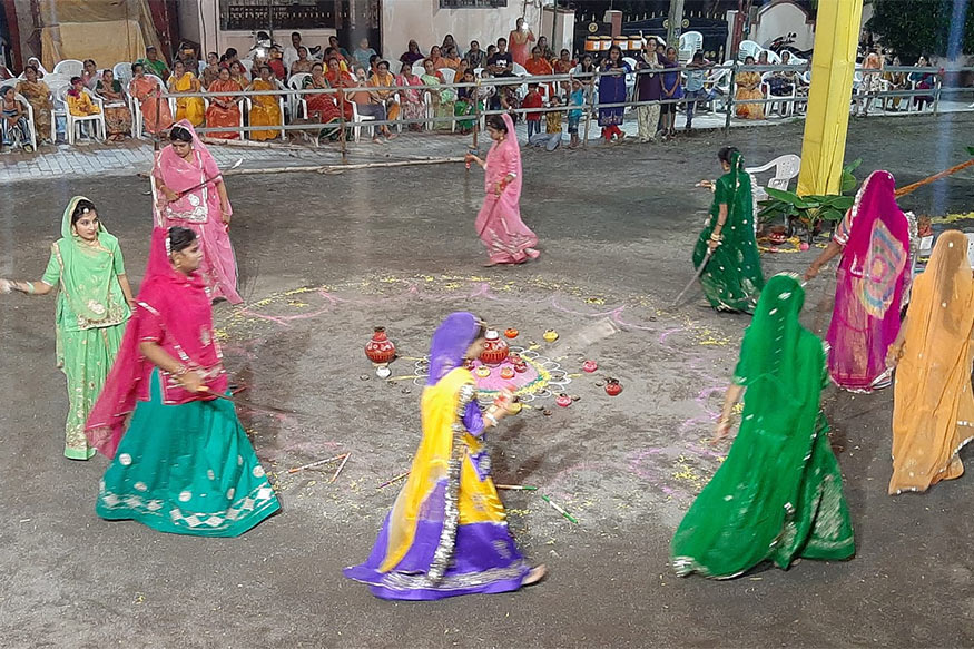 શ્રી કૃષ્ણ મિરેકલ હવેલી આયોજિત શેરી ગરબામાં આ તલવારબાજી ગરબાએ આકર્ષણ જમાવ્યું હતું. રાજપૂતાણીઓએ તલવાર હાથમાં લેતા જણાવ્યું હતું કે, તલવારને રાજપૂત સમાજનું શૌર્ય ગણવામાં આવે છે. આ તલવાર હાથમાં આવતા જ શરીરમાં એક અનોખી શક્તિ આવી જાય છે. શ્રી કૃષ્ણ મિરેકલ હવેલી આયોજિત શેરી ગરબામાં આ તલવારબાજી ગરબાએ આકર્ષણ જમાવ્યું હતું. રાજપૂતાણીઓએ તલવાર હાથમાં લેતા જણાવ્યું હતું કે, તલવારને રાજપૂત સમાજનું શૌર્ય ગણવામાં આવે છે. આ તલવાર હાથમાં આવતા જ શરીરમાં એક અનોખી શક્તિ આવી જાય છે.