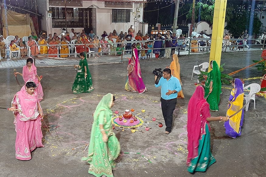 રાજપૂતાણીઓએ વધુમાં જણાવ્યું કે, તલવાર હાથમાં આવતા જ એક શક્તિ શરીરમાં પ્રવેશે છે, જેનાથી તલવારથી વિવિધ કરતબો કરવામાં ડર લાગતો નથી. આ સાથે એક અનેરો આનંદ પણ થાય છે. રાજપૂતાણીઓએ વધુમાં જણાવ્યું કે, તલવાર હાથમાં આવતા જ એક શક્તિ શરીરમાં પ્રવેશે છે, જેનાથી તલવારથી વિવિધ કરતબો કરવામાં ડર લાગતો નથી. આ સાથે એક અનેરો આનંદ પણ થાય છે.