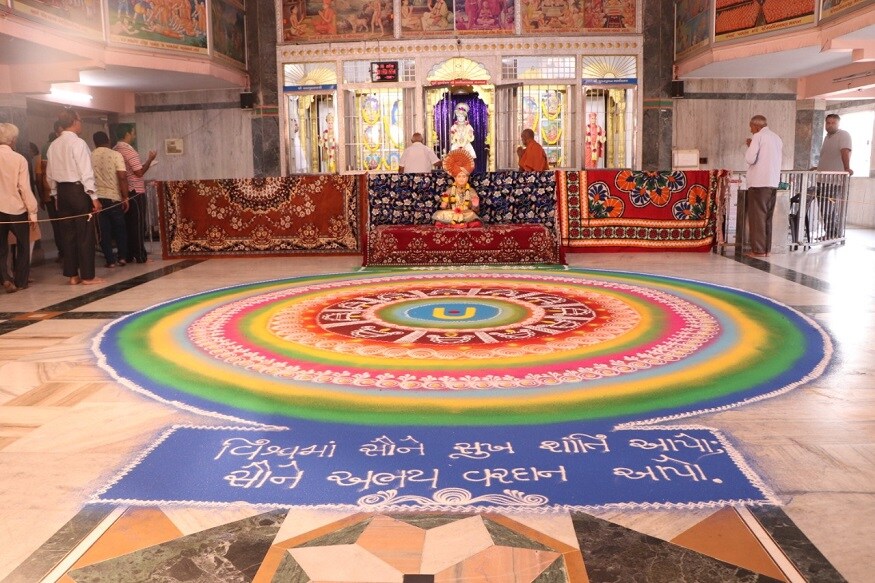 એ પ્રસંગે કુમકુમ મંદિરમાં વિશ્વમાં સૌ સુખ શાંતિ પામે, એવા સંદેશા સાથેની ૧ર ફૂટ લંબાઈ અને ૧ર ફૂટ પહોળાઈ ધરાવતી કલાત્મક રંગોળી તૈયાર કરવામાં આવી હતી. એ પ્રસંગે કુમકુમ મંદિરમાં વિશ્વમાં સૌ સુખ શાંતિ પામે, એવા સંદેશા સાથેની ૧ર ફૂટ લંબાઈ અને ૧ર ફૂટ પહોળાઈ ધરાવતી કલાત્મક રંગોળી તૈયાર કરવામાં આવી હતી.