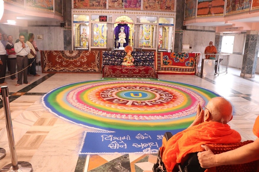 આ પ્રસંગે કુમકુમ મંદિરના સાધુ પ્રેમવત્સલદાસજીએ જણાવ્યું હતું કે, શ્રી સ્વામિનારાયણ ભગવાન મહંત આનંદપ્રિયદાસજી સ્વામીને સ્વસ્થ દીર્ઘાયુ આપે માટે દેશ - વિદેશમાં વસતા હરીભકતોએ પ્રાર્થના કરી હતી. આ પ્રસંગે કુમકુમ મંદિરના સાધુ પ્રેમવત્સલદાસજીએ જણાવ્યું હતું કે, શ્રી સ્વામિનારાયણ ભગવાન મહંત આનંદપ્રિયદાસજી સ્વામીને સ્વસ્થ દીર્ઘાયુ આપે માટે દેશ - વિદેશમાં વસતા હરીભકતોએ પ્રાર્થના કરી હતી.