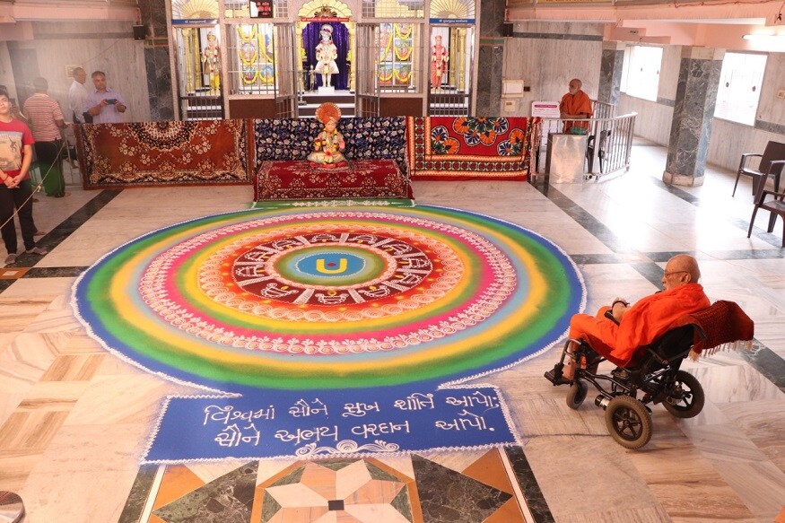 રંગોળી શબ્દ મૂળ સંસ્કૃત શબ્દ રંગાવલીમાંથી ઉતરી આવ્યો છે. રંગોળી એક આર્ટ છે, જે શિલ્પ અને પેઇન્ટિંગ કરતા પ્રાચીન છે. રંગોળી કોઇપણ ઘાર્મિક વિધિમાં શુભની સાથે પ્રારંભિક આવશ્યક્તા છે. પવિત્ર ઘાર્મિક વિધિ, ઉત્સવ, લગ્ન, ઉપાસના, વગેરે જેવા શુભ કાર્યના સ્થળે રંગોળી કરવાનું શુભ માનવામાં આવે છે. રંગો દ્વારા ચિત્ર કરવાના બે ધ્યેય સૌંદર્ય અને શુભેચ્છાનું પ્રતીક માનવામાં આવે છે. રંગોળી શબ્દ મૂળ સંસ્કૃત શબ્દ રંગાવલીમાંથી ઉતરી આવ્યો છે. રંગોળી એક આર્ટ છે, જે શિલ્પ અને પેઇન્ટિંગ કરતા પ્રાચીન છે. રંગોળી કોઇપણ ઘાર્મિક વિધિમાં શુભની સાથે પ્રારંભિક આવશ્યક્તા છે. પવિત્ર ઘાર્મિક વિધિ, ઉત્સવ, લગ્ન, ઉપાસના, વગેરે જેવા શુભ કાર્યના સ્થળે રંગોળી કરવાનું શુભ માનવામાં આવે છે. રંગો દ્વારા ચિત્ર કરવાના બે ધ્યેય સૌંદર્ય અને શુભેચ્છાનું પ્રતીક માનવામાં આવે છે.