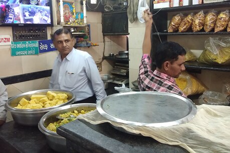 દશેરાને પહેલા સુરતમાં આરોગ્ય વિભાગ ઠેર ઠેર દરોડાં, ફાફડા-જલેબીના સેમ્પલ લેવાયા દશેરાને પહેલા સુરતમાં આરોગ્ય વિભાગ ઠેર ઠેર દરોડાં, ફાફડા-જલેબીના સેમ્પલ લેવાયા