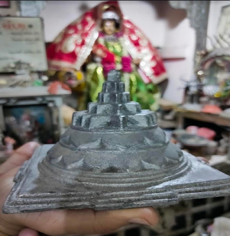 પારદની આ વસ્તુથી જીવનમાં બધું જ મેળવો<br />ઉષાબેન દવેએ પોતાના જીવનકાળ દરમિયાન અનેક લોકોને પારદની આ બન્ને વસ્તુઓથી લાભ પ્રાપ્ત કરાવ્યો છે. સમાજમાં અનેક લોકોને આર્થિક પ્રગતિની સાથો સાથ પ્રતિષ્ઠામાં પણ વધારો થયો છે. પારદની આ બન્ને વસ્તુ એટલે કે પારદનું શ્રીયંત્ર અને પારાનું શિવલિંગ જો આપ પણ વસાવો છો તો જીવનના તમામ સુખ ઘરે બેઠા પ્રાપ્ત કરી શકાય છે. આ દિવાળી પર આપના પરિવારને ભગવાન ધનવંતરિ અને મહાલક્ષ્મી માતાજીની કૃપા અવિરત પ્રાપ્ત થાય તે જ અભિયર્થના.<br />ઉષાબેન દવે, માતાજીના ઉપાસક, અમદાવાદ<br />મો. 9824546701 પારદની આ વસ્તુથી જીવનમાં બધું જ મેળવો<br />ઉષાબેન દવેએ પોતાના જીવનકાળ દરમિયાન અનેક લોકોને પારદની આ બન્ને વસ્તુઓથી લાભ પ્રાપ્ત કરાવ્યો છે. સમાજમાં અનેક લોકોને આર્થિક પ્રગતિની સાથો સાથ પ્રતિષ્ઠામાં પણ વધારો થયો છે. પારદની આ બન્ને વસ્તુ એટલે કે પારદનું શ્રીયંત્ર અને પારાનું શિવલિંગ જો આપ પણ વસાવો છો તો જીવનના તમામ સુખ ઘરે બેઠા પ્રાપ્ત કરી શકાય છે. આ દિવાળી પર આપના પરિવારને ભગવાન ધનવંતરિ અને મહાલક્ષ્મી માતાજીની કૃપા અવિરત પ્રાપ્ત થાય તે જ અભિયર્થના.<br />ઉષાબેન દવે, માતાજીના ઉપાસક, અમદાવાદ<br />મો. 9824546701