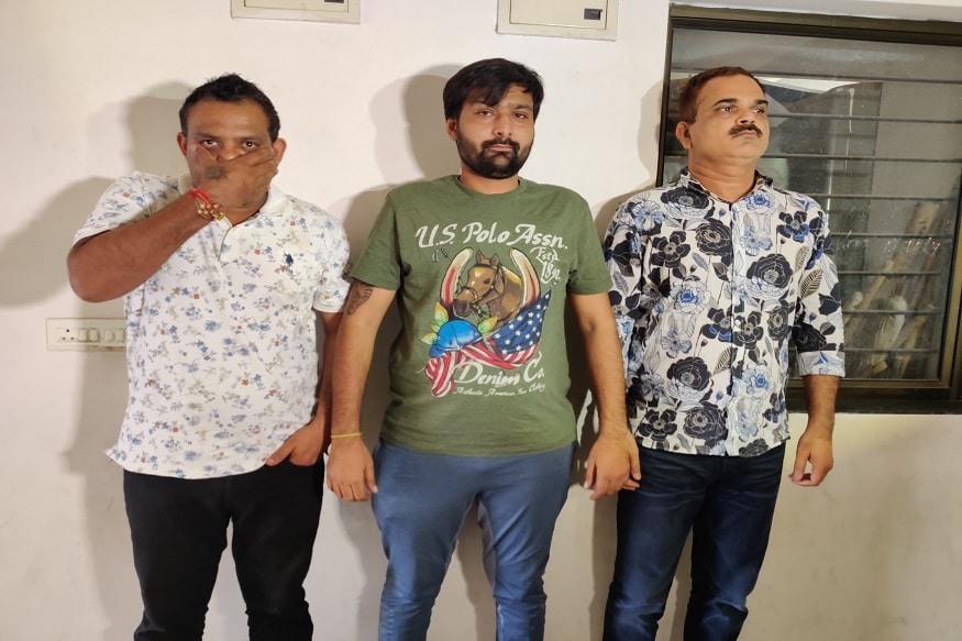 સોલા પોલીસે ત્રણ એવા લોકોની ધરપકડ કરી જે શખ્સો દારૂ પીને પિસ્તોલ લઇને શહેરમાં હાઇફાઇ મર્સિડીઝ કારમાં ફરતા હતા. આ આરોપીઓમાં કોઇ બિલ્ડર છે તો કોઇ જમીન દલાલી કરે છે. અને જમીન વિવાદમાં શખ્સો સામે હત્યાની કોશિષ, ખંડણી, મારામારી, ધમકી જેવા ગંભીર ગુના પણ નોંધાયા છે. (હર્મેશ સુખડિયા, અમદાવાદ) સોલા પોલીસે ત્રણ એવા લોકોની ધરપકડ કરી જે શખ્સો દારૂ પીને પિસ્તોલ લઇને શહેરમાં હાઇફાઇ મર્સિડીઝ કારમાં ફરતા હતા. આ આરોપીઓમાં કોઇ બિલ્ડર છે તો કોઇ જમીન દલાલી કરે છે. અને જમીન વિવાદમાં શખ્સો સામે હત્યાની કોશિષ, ખંડણી, મારામારી, ધમકી જેવા ગંભીર ગુના પણ નોંધાયા છે. (હર્મેશ સુખડિયા, અમદાવાદ)