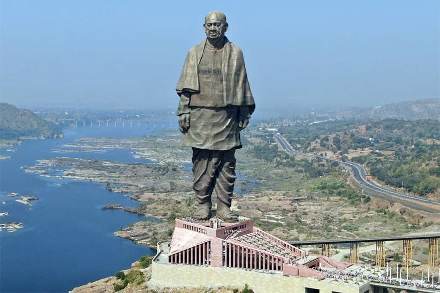 સરદાર પટેલની પ્રતિમાનું તા. 31 ઑક્ટોબર 2018નાં રોજ રાષ્ટ્રાપર્ણ થયા બાદ પ્રથમ વર્ષમાં જ પ્રવાસીઓનો સતત ધસારો જોવા મળેલ છે. ખાસ કરીને દિવાળીની રજાઓમાં નવા આકર્ષણોના ઉમેરા સાથે પ્રવાસીઓ મોટી સંખ્યામાં સ્ટેચ્યૂ ઑફ યુનિટીની મુલાકાત લેતાં મુલાકાતીઓની સંખ્યામાં 50 ટકા જેટલો વધારો નોંધાયો છે. ગત એક વર્ષમાં સ્ટેટ્યૂ ઑફ યુનિટી પાસે 10મી નવેમ્બર સુધી 29, 32,220 મુલાકાતીઓએ સ્ટેચ્યૂ ઑફ યુનિટીની મુલાકાત લીધી હતી. સરદાર પટેલની પ્રતિમાનું તા. 31 ઑક્ટોબર 2018નાં રોજ રાષ્ટ્રાપર્ણ થયા બાદ પ્રથમ વર્ષમાં જ પ્રવાસીઓનો સતત ધસારો જોવા મળેલ છે. ખાસ કરીને દિવાળીની રજાઓમાં નવા આકર્ષણોના ઉમેરા સાથે પ્રવાસીઓ મોટી સંખ્યામાં સ્ટેચ્યૂ ઑફ યુનિટીની મુલાકાત લેતાં મુલાકાતીઓની સંખ્યામાં 50 ટકા જેટલો વધારો નોંધાયો છે. ગત એક વર્ષમાં સ્ટેટ્યૂ ઑફ યુનિટી પાસે 10મી નવેમ્બર સુધી 29, 32,220 મુલાકાતીઓએ સ્ટેચ્યૂ ઑફ યુનિટીની મુલાકાત લીધી હતી.