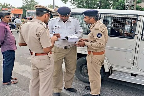 સુરત: E-challanથી બચવા વેપારીને વિચિત્ર કારીગરી ભારે પડ્યો, પોલીસે કરી ધરપકડ સુરત: E-challanથી બચવા વેપારીને વિચિત્ર કારીગરી ભારે પડ્યો, પોલીસે કરી ધરપકડ