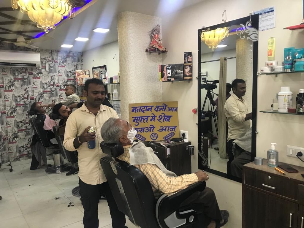 અમરાઈવાડી પોષ્ટ ઓફિસ સામે હુન્ડાઈ શોરૂમની બાજુનાં કોમપલેક્ષમાં પહેલા માળે આવેલી હેરકટિગ સલૂનવાળાએ મતદારોમાં જાગૃતિ આવે તે માટે એક અનોખી સ્કિમ રાખી છે. મતદાન વધે તે માટે જે મતદાન કરી ને આવે અને આંગળી પરનું નિશાન બતાવે તેમને આજનાં મતદાનનાં દિવસે વિના મુલ્યે શેવિંગ કરી આપવાની જાહેરાતનું બોર્ડ લગાવ્યું છે. અને આ સેવાનો લાભ અનેક લોકોએ લઇ પણ લીધો છે. અમરાઈવાડી પોષ્ટ ઓફિસ સામે હુન્ડાઈ શોરૂમની બાજુનાં કોમપલેક્ષમાં પહેલા માળે આવેલી હેરકટિગ સલૂનવાળાએ મતદારોમાં જાગૃતિ આવે તે માટે એક અનોખી સ્કિમ રાખી છે. મતદાન વધે તે માટે જે મતદાન કરી ને આવે અને આંગળી પરનું નિશાન બતાવે તેમને આજનાં મતદાનનાં દિવસે વિના મુલ્યે શેવિંગ કરી આપવાની જાહેરાતનું બોર્ડ લગાવ્યું છે. અને આ સેવાનો લાભ અનેક લોકોએ લઇ પણ લીધો છે.