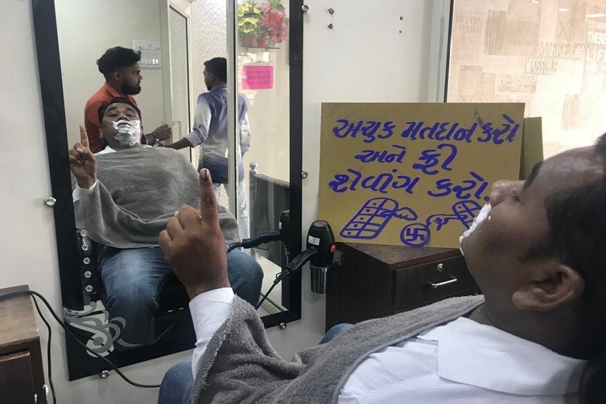 પ્રણવ પટેલ, અમદાવાદ : આજે ગુજરાત વિધાનસભાની અમરાઈવાડી, થરાદ, રાધનપુર, ખેરાલુ, બાયડ અને લુણાવાડા એમ છ બેઠકોની પેટા ચૂંટણી માટે આજે સવારે 8 વાગ્યાથી મતદાન શરૂ થઇ ગયું છે જે સાંજે 6 વાગ્યા સુધી ચાલશે. ત્યારે અમદાવાદનાં અમરાઇવાડી વિસ્તારમાં વધુમાં વધુ મતદાન થાય તે માટે એક સલૂનમાં રસપ્રદ સ્કીમ ચાલુ કરવામાં આવી છે. આ સલૂનમાં મતદાન કરેલી આંગળી બતાવીને શેવિંગ એકદમ મફતમાં કરાવી શકો છો. પ્રણવ પટેલ, અમદાવાદ : આજે ગુજરાત વિધાનસભાની અમરાઈવાડી, થરાદ, રાધનપુર, ખેરાલુ, બાયડ અને લુણાવાડા એમ છ બેઠકોની પેટા ચૂંટણી માટે આજે સવારે 8 વાગ્યાથી મતદાન શરૂ થઇ ગયું છે જે સાંજે 6 વાગ્યા સુધી ચાલશે. ત્યારે અમદાવાદનાં અમરાઇવાડી વિસ્તારમાં વધુમાં વધુ મતદાન થાય તે માટે એક સલૂનમાં રસપ્રદ સ્કીમ ચાલુ કરવામાં આવી છે. આ સલૂનમાં મતદાન કરેલી આંગળી બતાવીને શેવિંગ એકદમ મફતમાં કરાવી શકો છો.