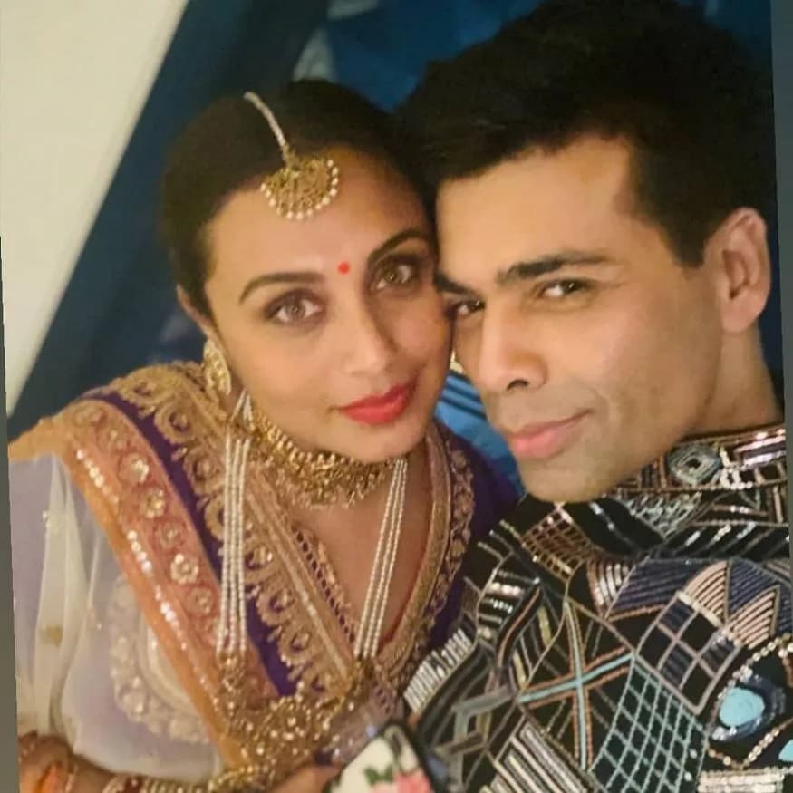 અમિતાભ બચ્ચનને ત્યાં દિવાળીની પાર્ટીમાં અક્ષય કુમાર પરિવાર સાથે હાજર રહ્યા હતા. જેમાં અક્ષય અને તેમનો પુત્ર વાઇટ કૂર્તામાં હતા તો ટ્વિકંલે પિંક રંગનો ડ્રેસ પહેર્યો હતો. તો ક્રિકેટર વિરાટ કોહલી અને અનુષ્કા શર્મા પણ આ પ્રસંગે અતિતાભની પાર્ટીમાં હાજર રહ્યા હતા. જેમાં બંને સાથે ખૂબ જ સુંદર લાગી રહ્યા હતા. આ તસવીરમાં કરણ જોહર અને રાની મુખર્જી નજરે ચડે છે. અમિતાભ બચ્ચનને ત્યાં દિવાળીની પાર્ટીમાં અક્ષય કુમાર પરિવાર સાથે હાજર રહ્યા હતા. જેમાં અક્ષય અને તેમનો પુત્ર વાઇટ કૂર્તામાં હતા તો ટ્વિકંલે પિંક રંગનો ડ્રેસ પહેર્યો હતો. તો ક્રિકેટર વિરાટ કોહલી અને અનુષ્કા શર્મા પણ આ પ્રસંગે અતિતાભની પાર્ટીમાં હાજર રહ્યા હતા. જેમાં બંને સાથે ખૂબ જ સુંદર લાગી રહ્યા હતા. આ તસવીરમાં કરણ જોહર અને રાની મુખર્જી નજરે ચડે છે.