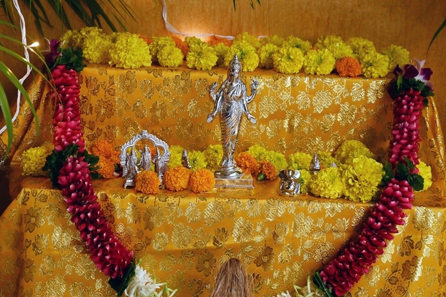 બચ્ચને શેર કરેલી તસવીરોમાં જલસા બંગલાની બહારની દિવાલની તસવીર છે જેના ઉપર ટ્રેડિશનલ ચિત્ર તૈયાર કરવામાં આવેલું છે. તો દિવાળી પાર્ટીમાં પૂજા દરમિયાન લક્ષ્મીમાતા અને ગણપતિ દાદાની તસવીર અમિતાભ બચ્ચને શૅર કરી હતી. બચ્ચને શેર કરેલી તસવીરોમાં જલસા બંગલાની બહારની દિવાલની તસવીર છે જેના ઉપર ટ્રેડિશનલ ચિત્ર તૈયાર કરવામાં આવેલું છે. તો દિવાળી પાર્ટીમાં પૂજા દરમિયાન લક્ષ્મીમાતા અને ગણપતિ દાદાની તસવીર અમિતાભ બચ્ચને શૅર કરી હતી.