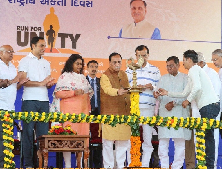 અમદાવાદ શહેરના મેયર બીજલબહેન પટેલે સ્વાગત પ્રવચન કર્યું હતું અને સૌને રાષ્ટ્રીય એકતાના આ અવસરમાં જોડાવા માટે અપીલ કરી હતી. કાર્યક્રમના પ્રારંભમાં રન ફોર યુનિટી કાર્યક્રમ માટે બનાવવામાં આવેલી ફિલ્મનું નિદર્શન પણ કરવામાં આવ્યું હતું. નોંધપાત્ર વાત એ છે કે વર્ષ 2014થી દર વર્ષે 31 ઓક્ટોબરે રાષ્ટ્રીય એકતા દિવસ ઉજવવામાં આવે છે અને જિલ્લા મથકોએ રન ફોર યુનિટીનું આયોજન કરવામાં આવે છે. આ સંદર્ભે યોજાયેલી આ એકતા દોડમાં પોલીસ જવાનો, રમતવીરો અને શહેરના નાગરિકોએ ઉત્સાહભેર ભાગ લીધો હતો. આ કાર્યક્રમમાં સાંસદ કિરીટભાઈ સોલંકી,અમદાવાદ શહેરના મ્યુનિસિપલ કમિશનર વિજય નહેરા,પોલીસ કમિશનર આશિષ ભાટીયા, અમદાવાદ ગ્રામ્યના એસ.પી. રાજેન્દ્ર અસારી, જિલ્લા વિકાસ અધિકારી અરુણ મહેશ બાબુ અને અન્ય પદાધિકારીઓ ઉપસ્થિત રહ્યા હતા. અમદાવાદ શહેરના મેયર બીજલબહેન પટેલે સ્વાગત પ્રવચન કર્યું હતું અને સૌને રાષ્ટ્રીય એકતાના આ અવસરમાં જોડાવા માટે અપીલ કરી હતી. કાર્યક્રમના પ્રારંભમાં રન ફોર યુનિટી કાર્યક્રમ માટે બનાવવામાં આવેલી ફિલ્મનું નિદર્શન પણ કરવામાં આવ્યું હતું. નોંધપાત્ર વાત એ છે કે વર્ષ 2014થી દર વર્ષે 31 ઓક્ટોબરે રાષ્ટ્રીય એકતા દિવસ ઉજવવામાં આવે છે અને જિલ્લા મથકોએ રન ફોર યુનિટીનું આયોજન કરવામાં આવે છે. આ સંદર્ભે યોજાયેલી આ એકતા દોડમાં પોલીસ જવાનો, રમતવીરો અને શહેરના નાગરિકોએ ઉત્સાહભેર ભાગ લીધો હતો. આ કાર્યક્રમમાં સાંસદ કિરીટભાઈ સોલંકી,અમદાવાદ શહેરના મ્યુનિસિપલ કમિશનર વિજય નહેરા,પોલીસ કમિશનર આશિષ ભાટીયા, અમદાવાદ ગ્રામ્યના એસ.પી. રાજેન્દ્ર અસારી, જિલ્લા વિકાસ અધિકારી અરુણ મહેશ બાબુ અને અન્ય પદાધિકારીઓ ઉપસ્થિત રહ્યા હતા.