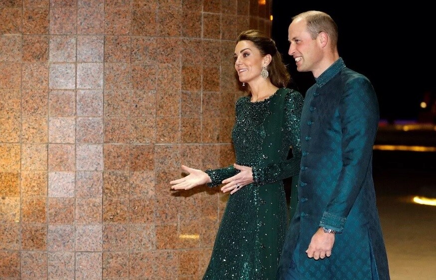 આ ઉપરાંત પ્રિન્સ વિલિયમ (Prince William)ગ્રીન કલરના ડિઝાઇનર શેરવાની પહેરેલા નજર આવ્યા હતા. તેમણે શેરવાની સાથે બ્લેક કલરના શૂઝ કેરી કર્યા હતા. આ શેરવાનીને કરાચીના ડિઝાઇનર નૌશેમિયાંને ડિઝાઇન કરી હતી. આ ઉપરાંત પ્રિન્સ વિલિયમ (Prince William)ગ્રીન કલરના ડિઝાઇનર શેરવાની પહેરેલા નજર આવ્યા હતા. તેમણે શેરવાની સાથે બ્લેક કલરના શૂઝ કેરી કર્યા હતા. આ શેરવાનીને કરાચીના ડિઝાઇનર નૌશેમિયાંને ડિઝાઇન કરી હતી.