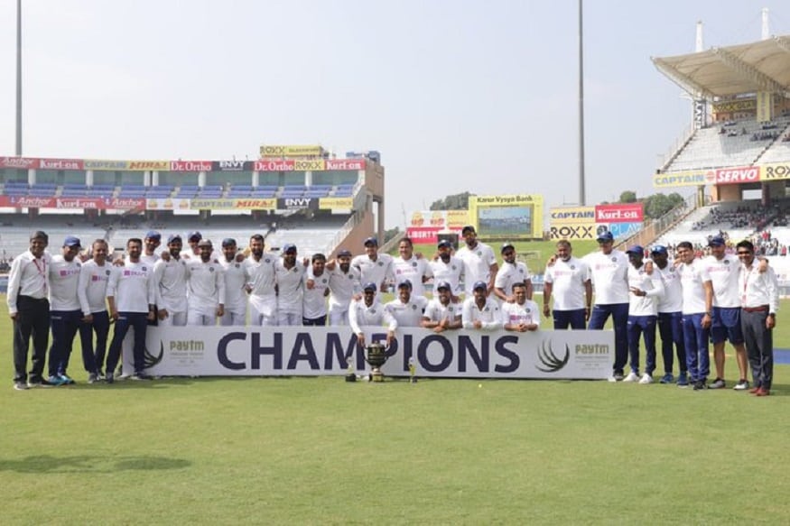 વિરાટ કોહલી (Virat Kohli)ભારતનો પ્રથમ કેપ્ટન છે, જેની આગેવાનીમાં ટીમ ઇન્ડિયાએ દક્ષિણ આફ્રિકાનો વ્હાઇટવોશ કર્યો છે. વિરાટે દક્ષિણ આફ્રિકા સામે બે ટેસ્ટ શ્રેણી જીતી લીધી છે. આવી સિદ્ધિ મેળવનાર તે ભારતનો પ્રથમ કેપ્ટન છે. આ પહેલા ગાંગુલી અને સચિન દક્ષિણ આફ્રિકા સામે 1-1 શ્રેણી જીતી ચૂક્યા છે. વિરાટ કોહલી (Virat Kohli)ભારતનો પ્રથમ કેપ્ટન છે, જેની આગેવાનીમાં ટીમ ઇન્ડિયાએ દક્ષિણ આફ્રિકાનો વ્હાઇટવોશ કર્યો છે. વિરાટે દક્ષિણ આફ્રિકા સામે બે ટેસ્ટ શ્રેણી જીતી લીધી છે. આવી સિદ્ધિ મેળવનાર તે ભારતનો પ્રથમ કેપ્ટન છે. આ પહેલા ગાંગુલી અને સચિન દક્ષિણ આફ્રિકા સામે 1-1 શ્રેણી જીતી ચૂક્યા છે.