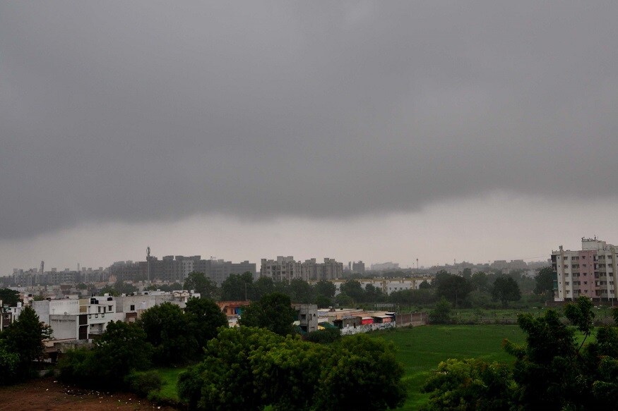 વિભુ પટેલ, અમદાવાદ : અરબી સમુદ્રમાં સક્રિય વેલ માર્ક લો પ્રેશરમાં આગામી 36 કલાકમાં ડિપ્રેશનમાં પરિવર્તિત થશે. જે બાદ તે પૂર્વ-ઉતર પૂર્વ તરફ આગળ વધશે. ડિપ્રેશન 25 ઓકટોબરનાં રોજ દિશા બદલી પશ્ચિમ-ઉત્તર પશ્ચિમ તરફ આગળ વધશે. સૌરાષ્ટ્ર અને દક્ષિણ ગુજરાતમાં સામાન્યથી મધ્યમ વરસાદની આગાહી કરવામાં આવી છે. મહત્વનું છે કે 25મી ઓક્ટોબરનાં રોજ ધનતેરસનો તહેવાર છે. જોકે, તે બાદ સક્રિય પ્રેશન ડિપ્રેશનમાં પરિવર્તિત થઇ જશે એટલે વરસાદ હવે દિવાળી નહીં બગાડે તેવી શક્યતાઓ પ્રબળ થઇ ગઇ છે. વિભુ પટેલ, અમદાવાદ : અરબી સમુદ્રમાં સક્રિય વેલ માર્ક લો પ્રેશરમાં આગામી 36 કલાકમાં ડિપ્રેશનમાં પરિવર્તિત થશે. જે બાદ તે પૂર્વ-ઉતર પૂર્વ તરફ આગળ વધશે. ડિપ્રેશન 25 ઓકટોબરનાં રોજ દિશા બદલી પશ્ચિમ-ઉત્તર પશ્ચિમ તરફ આગળ વધશે. સૌરાષ્ટ્ર અને દક્ષિણ ગુજરાતમાં સામાન્યથી મધ્યમ વરસાદની આગાહી કરવામાં આવી છે. મહત્વનું છે કે 25મી ઓક્ટોબરનાં રોજ ધનતેરસનો તહેવાર છે. જોકે, તે બાદ સક્રિય પ્રેશન ડિપ્રેશનમાં પરિવર્તિત થઇ જશે એટલે વરસાદ હવે દિવાળી નહીં બગાડે તેવી શક્યતાઓ પ્રબળ થઇ ગઇ છે.