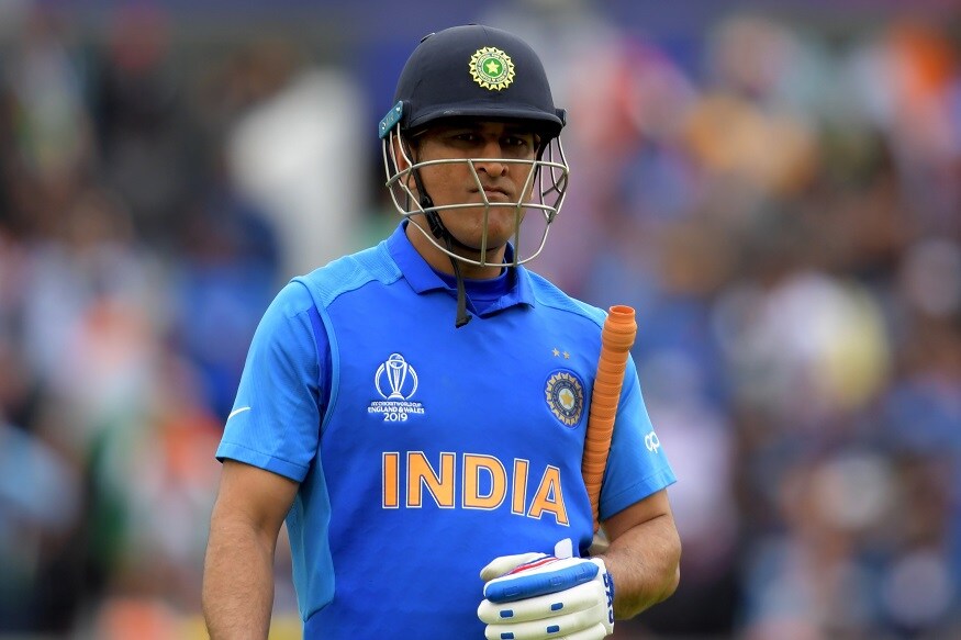 મહેન્દ્રસિંહ ધોની (MS Dhoni) ક્યારે નિવૃત્તિ લેશે તેનો જવાબ હજુ સુધી મળ્યો નથી પણ હવે આ ચેમ્પિયન ખેલાડી વિશે એવા સમાચાર આવી રહ્યા છે જે તેના પ્રશંસકોને નિરાશ કરી દેશે. મીડિયા રિપોર્ટ્સ પ્રમાણે એમએસ ધોનીની હવે ટીમ ઇન્ડિયામાં પસંદગી થશે નહીં. હવે પસંદગીકારોએ ધોની કરતા આગળ જોવાનું શરુ કરી દીધું છે. તેના સ્થાને હવે યુવા વિકેટકીપરને સ્થાન આપવામાં આવશે. આ વાત ટીમ ઇન્ડિયાના પસંદગીકારો બીસીસીઆઈના નવા ચીફ સૌરવ ગાંગુલીને(Sourav Ganguly)બતાવવાના છે. મહેન્દ્રસિંહ ધોની (MS Dhoni) ક્યારે નિવૃત્તિ લેશે તેનો જવાબ હજુ સુધી મળ્યો નથી પણ હવે આ ચેમ્પિયન ખેલાડી વિશે એવા સમાચાર આવી રહ્યા છે જે તેના પ્રશંસકોને નિરાશ કરી દેશે. મીડિયા રિપોર્ટ્સ પ્રમાણે એમએસ ધોનીની હવે ટીમ ઇન્ડિયામાં પસંદગી થશે નહીં. હવે પસંદગીકારોએ ધોની કરતા આગળ જોવાનું શરુ કરી દીધું છે. તેના સ્થાને હવે યુવા વિકેટકીપરને સ્થાન આપવામાં આવશે. આ વાત ટીમ ઇન્ડિયાના પસંદગીકારો બીસીસીઆઈના નવા ચીફ સૌરવ ગાંગુલીને(Sourav Ganguly)બતાવવાના છે.
