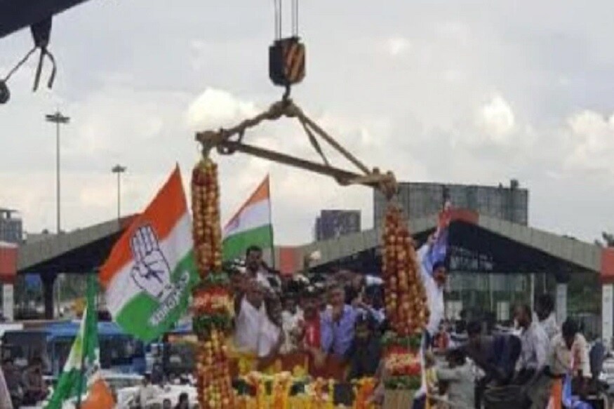 ન્યૂઝ18ગુજરાતીઃ મની લોન્ડરિંગ કેસમાં જામીન મળ્યા બાદ શનિવારે બેંગલુરુ પહેંચ્યાલા કૉંગ્રેસના નેતા (congress leader) અને પૂર્વ મંત્રી (former minister) ડીકે શિવકુમારનું (DK Shivakumar) ભવ્ય સ્વાગત કરવામાં આવ્યું હતું. તેના સ્વાગત માટે 250 કિલો સફરજનની માળા બનાવી હતી જેને બે ક્રેઇનની મદદથી તેમને પહેરાવી હતી. તેમના સ્વાગતમાં જેડીએસ નેતા અને પૂર્વ મુખ્યમંત્રી એચડી કુારસ્વામી પણ હાજર હતા. ન્યૂઝ18ગુજરાતીઃ મની લોન્ડરિંગ કેસમાં જામીન મળ્યા બાદ શનિવારે બેંગલુરુ પહેંચ્યાલા કૉંગ્રેસના નેતા (congress leader) અને પૂર્વ મંત્રી (former minister) ડીકે શિવકુમારનું (DK Shivakumar) ભવ્ય સ્વાગત કરવામાં આવ્યું હતું. તેના સ્વાગત માટે 250 કિલો સફરજનની માળા બનાવી હતી જેને બે ક્રેઇનની મદદથી તેમને પહેરાવી હતી. તેમના સ્વાગતમાં જેડીએસ નેતા અને પૂર્વ મુખ્યમંત્રી એચડી કુારસ્વામી પણ હાજર હતા.