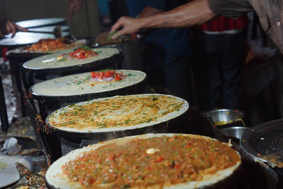 હાટકેશ્વરમાં કે.સી.નો ભાજી પાંવ અને ચા, પાલડીની નરસિંહ ભગત હોસ્ટેલ પાસેની પાપડી, વાડજના સોહરાબજી કમ્પાઉન્ડના દાલ-પકવાન, આસ્ટોડિયાની લખનૌની અડદની જલેબી, ઇન્દુબેન ખાખરાવાડાના ચણાજોર, ખાખરા અને ઢોસાના ખાખરા, એલઆઈસી બિલ્ડિંગની સામે પથ્થર કૂવાના મરચા અને કેળાની વેફર્સ, ઇન્કમ ટેક્સ પર પંડિતની સેન્ડવીચ હાટકેશ્વરમાં કે.સી.નો ભાજી પાંવ અને ચા, પાલડીની નરસિંહ ભગત હોસ્ટેલ પાસેની પાપડી, વાડજના સોહરાબજી કમ્પાઉન્ડના દાલ-પકવાન, આસ્ટોડિયાની લખનૌની અડદની જલેબી, ઇન્દુબેન ખાખરાવાડાના ચણાજોર, ખાખરા અને ઢોસાના ખાખરા, એલઆઈસી બિલ્ડિંગની સામે પથ્થર કૂવાના મરચા અને કેળાની વેફર્સ, ઇન્કમ ટેક્સ પર પંડિતની સેન્ડવીચ