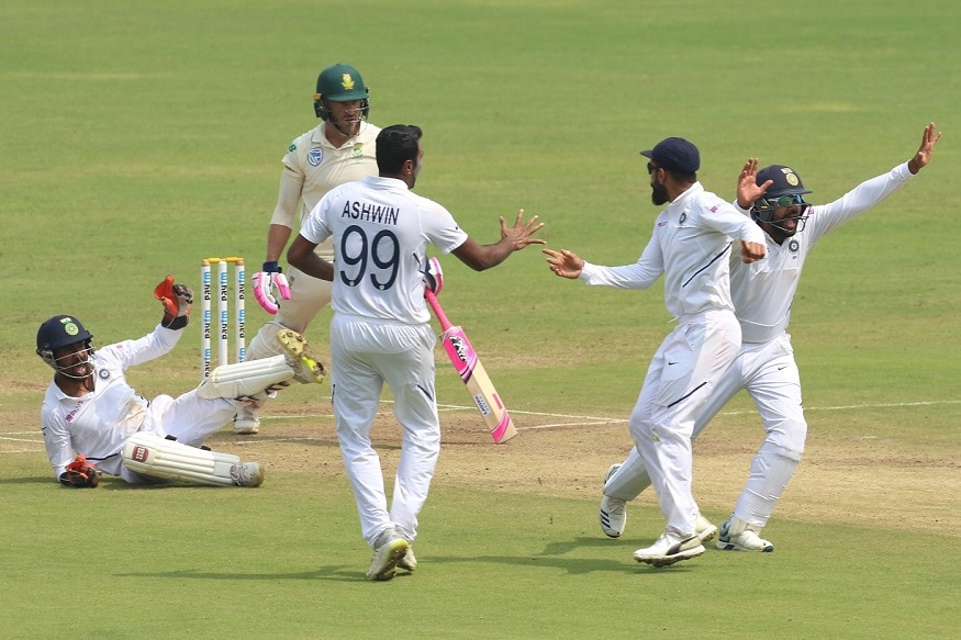 પૂણે : વિરાટ કોહલીની (Virat Kohli) આગેવાનીમાં ટીમ ઇન્ડિયાએ (Team India)દક્ષિણ આફ્રિકાને બીજી ટેસ્ટમાં ઇનિંગ્સ અને 137 રને હરાવીને વર્લ્ડ રેકોર્ડ બનાવ્યો છે. ઘરઆંગણે ભારતનો આ સતત 11મો શ્રેણી વિજય છે. આ સાથે જ ભારતે ઓસ્ટ્રેલિયાનો વર્ષો જૂનો વર્લ્ડ રેકોર્ડ તોડી નાખ્યો છે. પૂણે : વિરાટ કોહલીની (Virat Kohli) આગેવાનીમાં ટીમ ઇન્ડિયાએ (Team India)દક્ષિણ આફ્રિકાને બીજી ટેસ્ટમાં ઇનિંગ્સ અને 137 રને હરાવીને વર્લ્ડ રેકોર્ડ બનાવ્યો છે. ઘરઆંગણે ભારતનો આ સતત 11મો શ્રેણી વિજય છે. આ સાથે જ ભારતે ઓસ્ટ્રેલિયાનો વર્ષો જૂનો વર્લ્ડ રેકોર્ડ તોડી નાખ્યો છે.