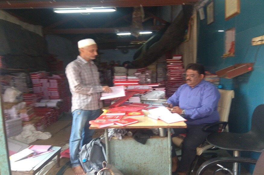 એક સમયે ગ્રાહકોથી ધમધમતા અમદાવાદના ચોપડા બજારમાં હાલ જુજ ગ્રાહકો જ જોવા મળી રહ્યાં છે. સામાન્ય રીતે દિવાળી દિવસે વેપારીઓ ચોપડા પૂજન કરતા હોય છે, પરંતુ હાલ આ ચોપડા બજાર જ મંદીના ભવરમાં સપડાયું છે. પુષ્ય નક્ષત્ર અને ધનતેરસના દિવસે ચોપડાની ખરીદી દિવાળી એ તેનું પૂજન કરવામાં આવે છે પરંતુ મંદીના કારણે હાજર બજાર નિરસ જોવા મળી રહ્યું છે. બહારગામના વેપારીઓ ખરીદીના ઓર્ડર પહેલેથી જ લખાવતા હોય છે પરંતુ આ વખતે વેપારીઓને ત્યાં જોઈએ તેટલા ઓર્ડર મળ્યા નથી. એક સમયે ગ્રાહકોથી ધમધમતા અમદાવાદના ચોપડા બજારમાં હાલ જુજ ગ્રાહકો જ જોવા મળી રહ્યાં છે. સામાન્ય રીતે દિવાળી દિવસે વેપારીઓ ચોપડા પૂજન કરતા હોય છે, પરંતુ હાલ આ ચોપડા બજાર જ મંદીના ભવરમાં સપડાયું છે. પુષ્ય નક્ષત્ર અને ધનતેરસના દિવસે ચોપડાની ખરીદી દિવાળી એ તેનું પૂજન કરવામાં આવે છે પરંતુ મંદીના કારણે હાજર બજાર નિરસ જોવા મળી રહ્યું છે. બહારગામના વેપારીઓ ખરીદીના ઓર્ડર પહેલેથી જ લખાવતા હોય છે પરંતુ આ વખતે વેપારીઓને ત્યાં જોઈએ તેટલા ઓર્ડર મળ્યા નથી.