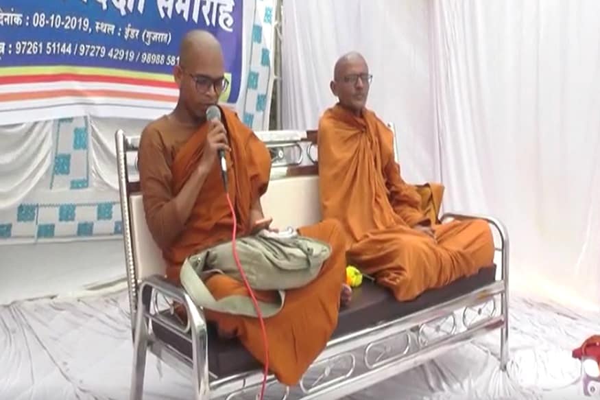 ઇડર તાલુકાના જુદા જુદા ગામોના 105 લોકોએ હિંદુ ધર્મમાંથી બૌદ્ધ ધર્મ અંગીકાર કરી લીધો છે. સ્થાનિક ગામોના મંદિરમાં અનુસુચિત જાતિના લોકોની પ્રવેશબંધી, દલિતો પર થતા અત્યાચાર સહિતના બનાવોને લઈને આ લોકો બૌદ્ધ ધર્મમાં જોડાયા છે. અરવલ્લી જીલ્લાના ખંભીસરના પણ કેટલાક લોકોએ બૌદ્ધ ધર્મ અંગીકાર કર્યો છે. ઇડર તાલુકાના જુદા જુદા ગામોના 105 લોકોએ હિંદુ ધર્મમાંથી બૌદ્ધ ધર્મ અંગીકાર કરી લીધો છે. સ્થાનિક ગામોના મંદિરમાં અનુસુચિત જાતિના લોકોની પ્રવેશબંધી, દલિતો પર થતા અત્યાચાર સહિતના બનાવોને લઈને આ લોકો બૌદ્ધ ધર્મમાં જોડાયા છે. અરવલ્લી જીલ્લાના ખંભીસરના પણ કેટલાક લોકોએ બૌદ્ધ ધર્મ અંગીકાર કર્યો છે.