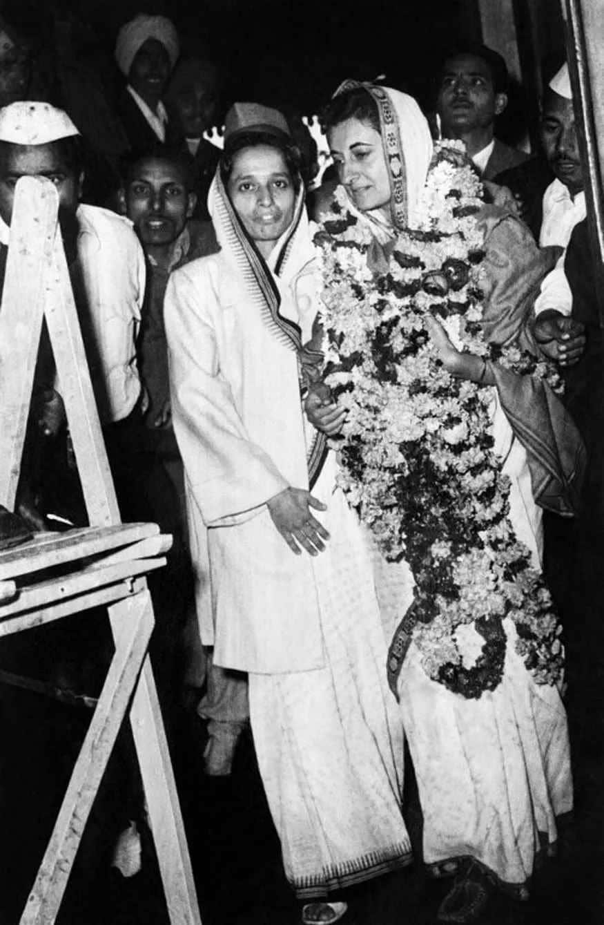 ઈન્દિરા ગાંધી 1959ની ચૂંટણી બાદ પોતાની જીતની ઉજવણી કરતાં. નોંધનીય છે કે તેઓને કૉંગ્રેસ પાર્ટીની અધ્યક્ષ તરીકે ચૂંટવામાં આવ્યા હતા. (AFP/news18.com) ઈન્દિરા ગાંધી 1959ની ચૂંટણી બાદ પોતાની જીતની ઉજવણી કરતાં. નોંધનીય છે કે તેઓને કૉંગ્રેસ પાર્ટીની અધ્યક્ષ તરીકે ચૂંટવામાં આવ્યા હતા. (AFP/news18.com)