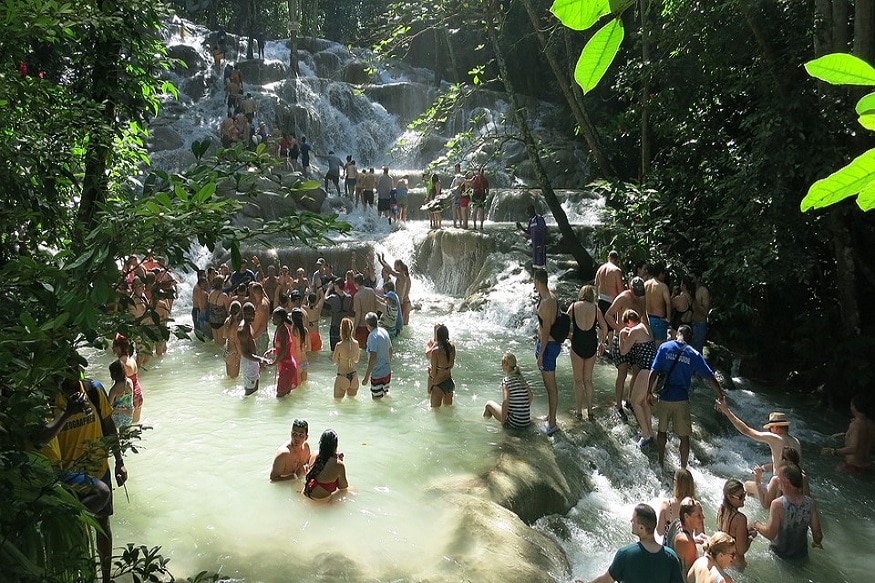 જમૈકા (Jamaica): સહેલાણીઓ માટે જમૈકા જવા માટે વિઝાની જરૂર નથી. અહીં તમે અનેક પ્રકારના એડવેન્ચર સ્પોર્ટ્સનો આનંદ ઉઠાવી શકો છો. અહીં અનેક રેન ફૉરેસ્ટ અને ગુફાઓ છે. જો તમને રોમાંચ પસંદ છે તો અહીં ચોક્કસ જાઓ. અહીં અનેક બીચ પણ છે. વિઝા વગર અહીં તમે 14 દિવસ સુધી રહી શકો છો. જમૈકા (Jamaica): સહેલાણીઓ માટે જમૈકા જવા માટે વિઝાની જરૂર નથી. અહીં તમે અનેક પ્રકારના એડવેન્ચર સ્પોર્ટ્સનો આનંદ ઉઠાવી શકો છો. અહીં અનેક રેન ફૉરેસ્ટ અને ગુફાઓ છે. જો તમને રોમાંચ પસંદ છે તો અહીં ચોક્કસ જાઓ. અહીં અનેક બીચ પણ છે. વિઝા વગર અહીં તમે 14 દિવસ સુધી રહી શકો છો.