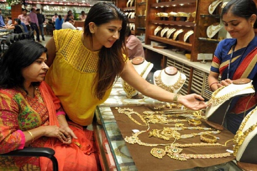 બુધવારે દિલ્હી જવેરી બજારમાં સોનાના (delhi gold silver market) ભાવ 177 રૂપિયા વધીને રૂ. 38,932 પ્રતિ 10 ગ્રામ થયો હતો. ગત સત્રના કારોબારમાં સોનાનો ભાવ રૂ. 38,755 પ્રતિ 10 ગ્રાની સપાટીએ બંધ રહ્યો હતો. આંતરરાષ્ટ્રી બજારમાં સોનાનું 1493 ડૉલર અને ચાંદી 17.57 ડૉલર પ્રતિ ઔંસ રહ્યા હતા. બુધવારે દિલ્હી જવેરી બજારમાં સોનાના (delhi gold silver market) ભાવ 177 રૂપિયા વધીને રૂ. 38,932 પ્રતિ 10 ગ્રામ થયો હતો. ગત સત્રના કારોબારમાં સોનાનો ભાવ રૂ. 38,755 પ્રતિ 10 ગ્રાની સપાટીએ બંધ રહ્યો હતો. આંતરરાષ્ટ્રી બજારમાં સોનાનું 1493 ડૉલર અને ચાંદી 17.57 ડૉલર પ્રતિ ઔંસ રહ્યા હતા.
